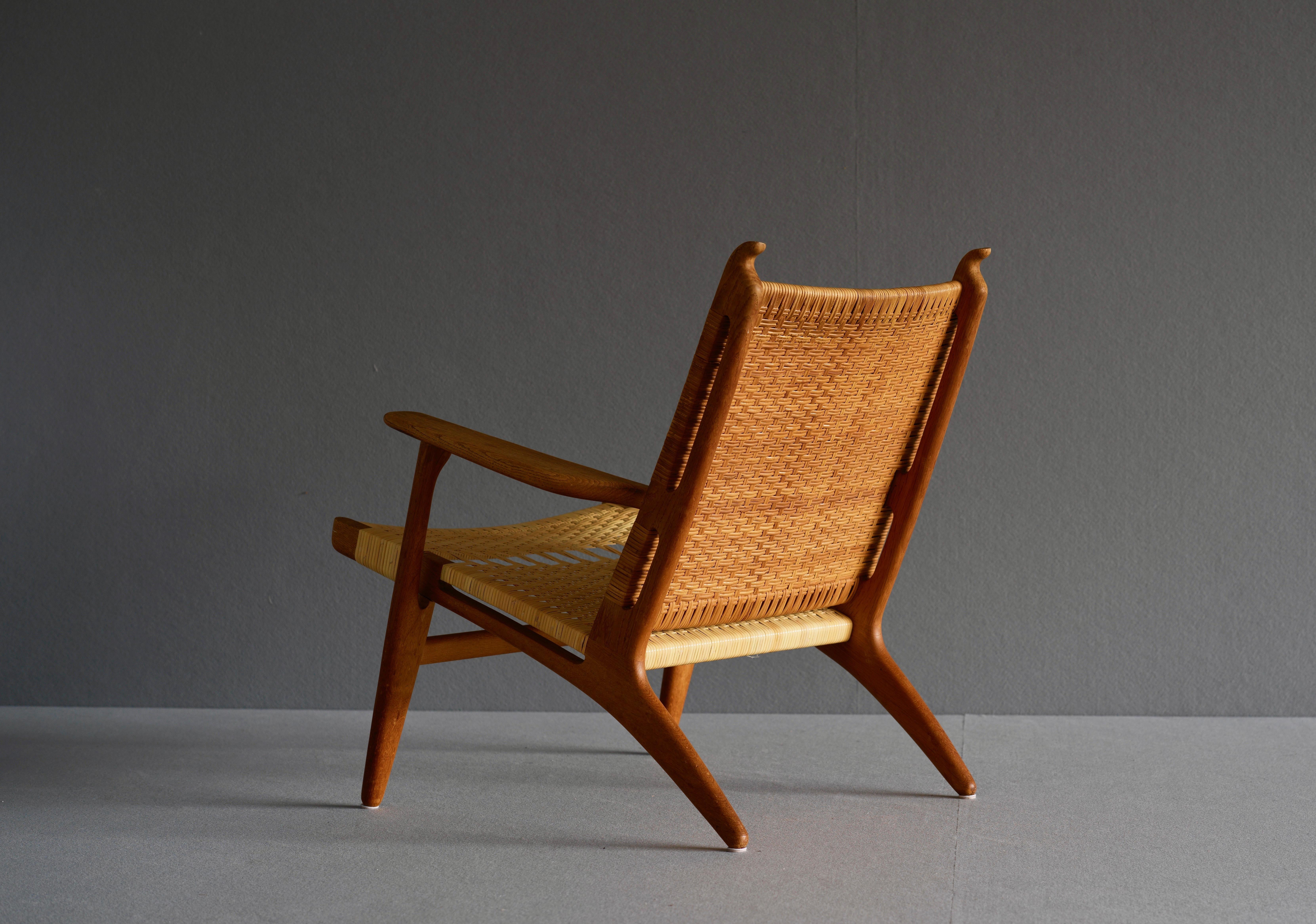 Rare Ch 27 by Hans Wegner in Solid Oak In Good Condition For Sale In Singapore, SG