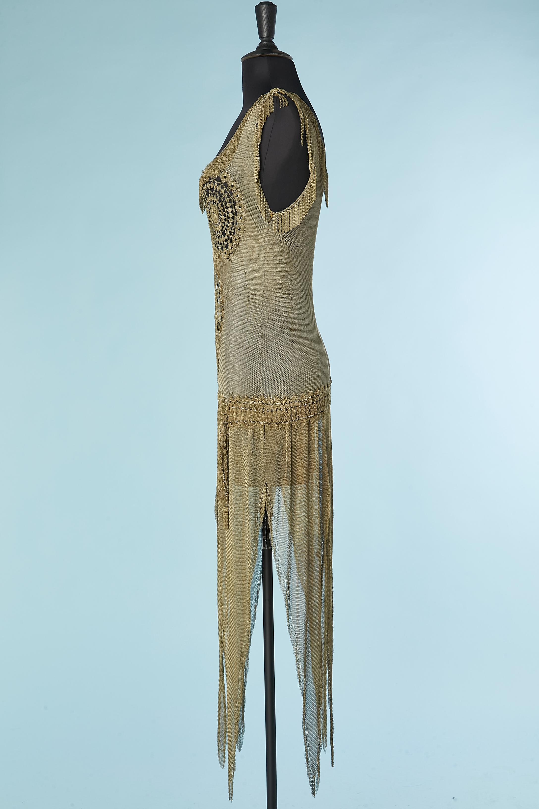 Rare robe du soir en cotte de mailles avec empiècement en dentelle métallique et franges Circa 1930 en vente 5