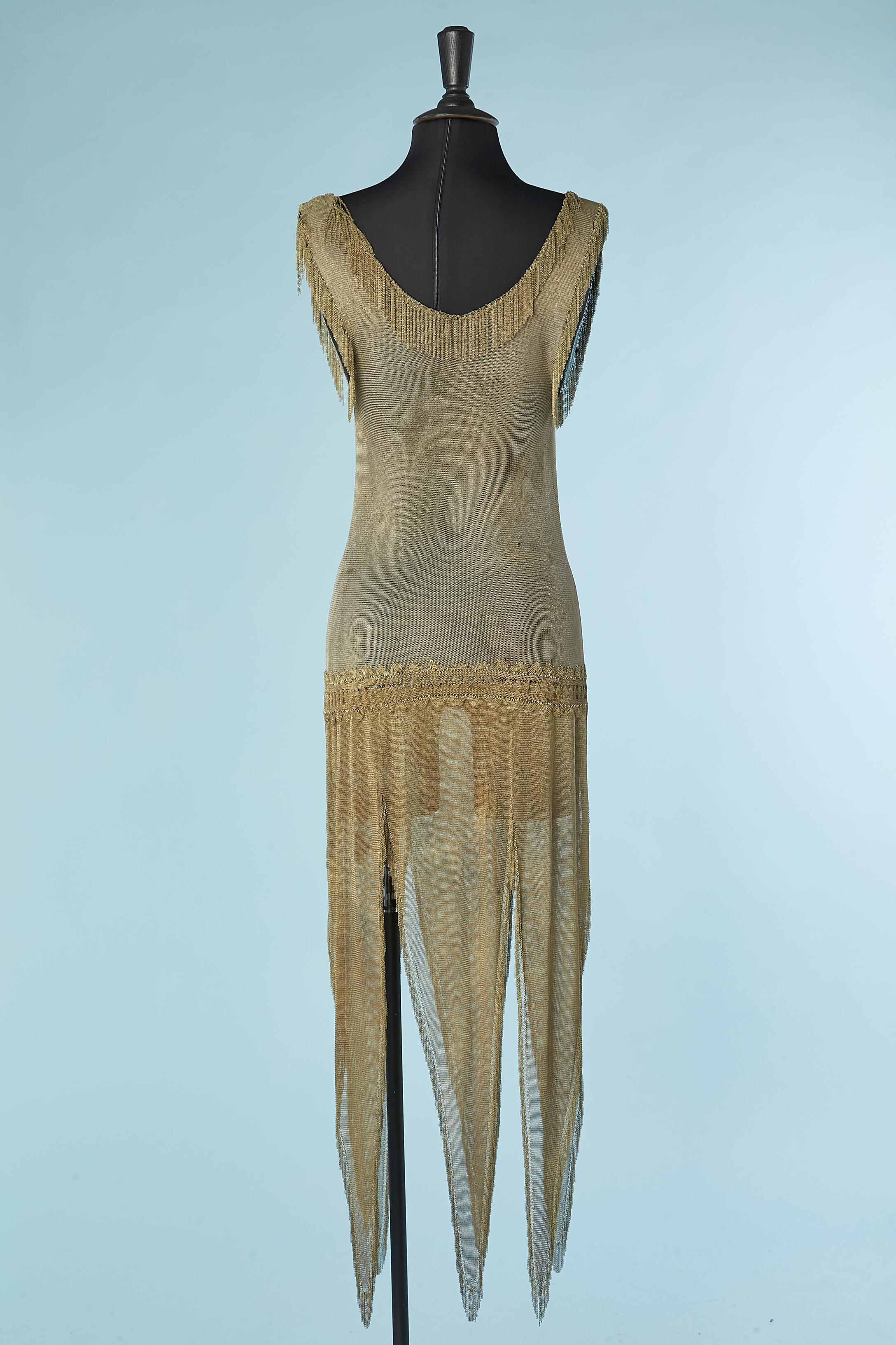 Rare robe du soir en cotte de mailles avec empiècement en dentelle métallique et franges Circa 1930 en vente 6