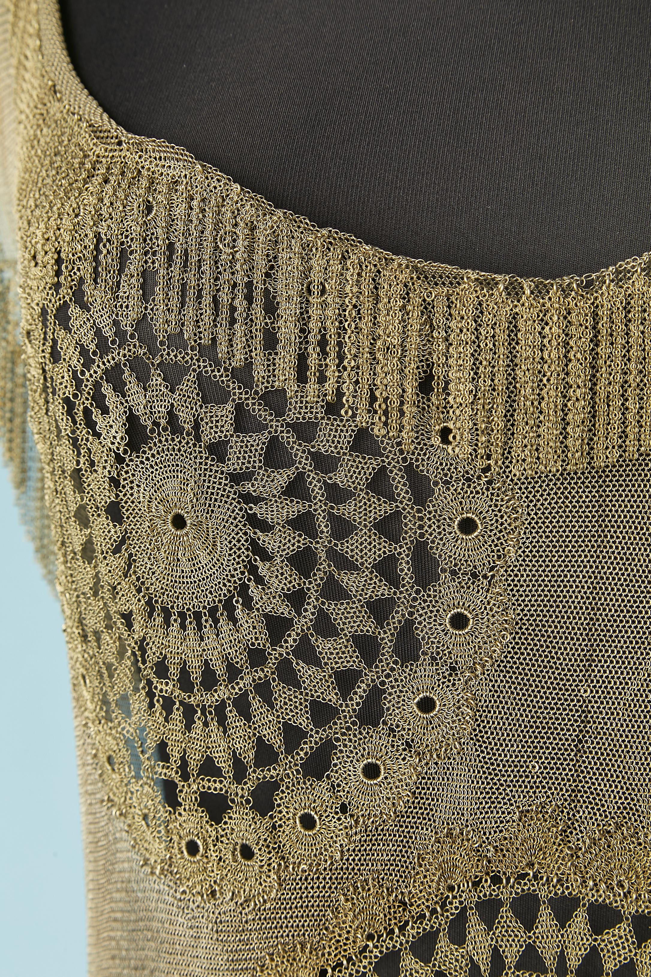 Cotte de mailles rare avec  robe de soirée à franges et empiècements en dentelle métallique. Crochet et œillet sur la bandoulière gauche. 
Taille 36/ 38 (S/M)
Pièce de musée . 