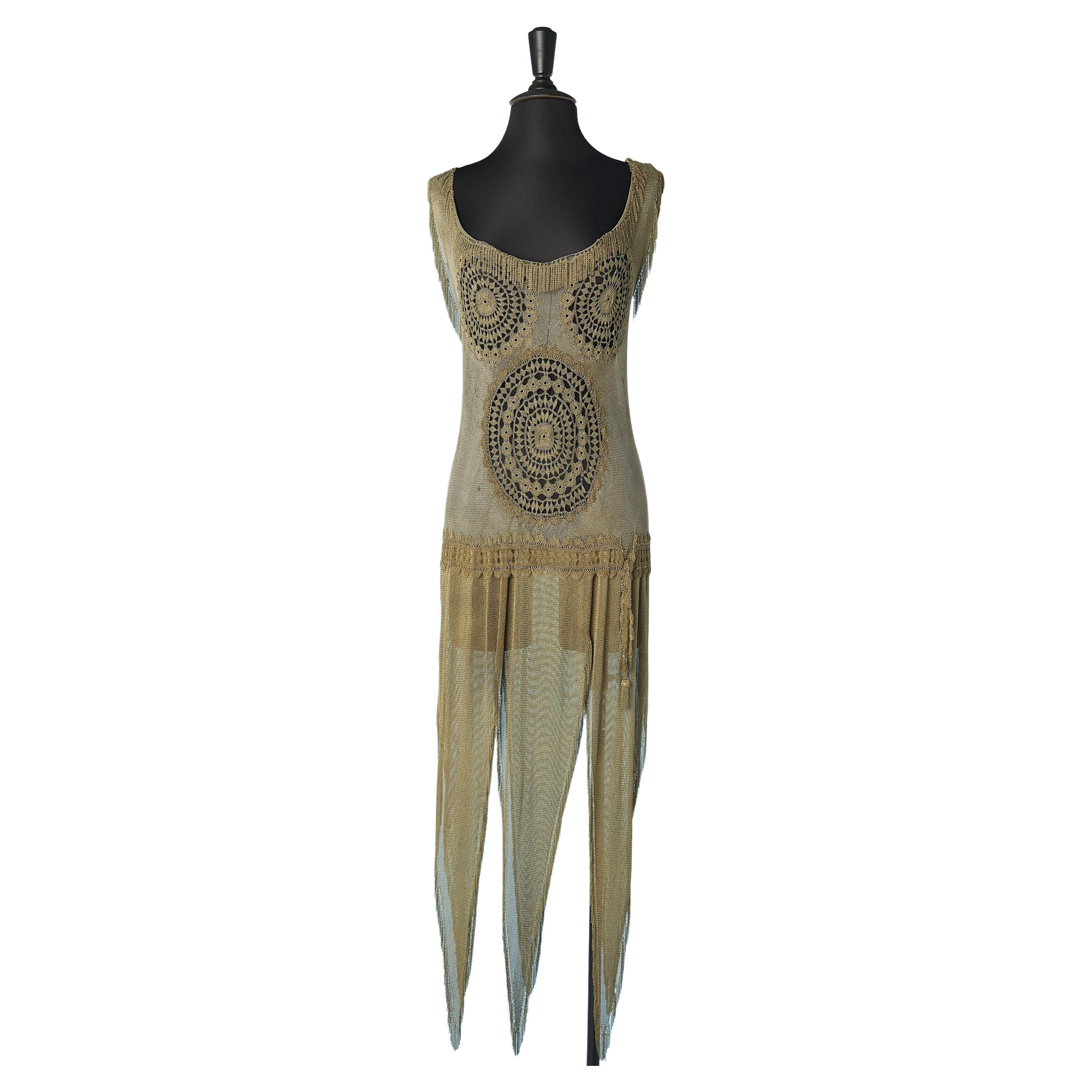 Rare robe du soir en cotte de mailles avec empiècement en dentelle métallique et franges Circa 1930 en vente