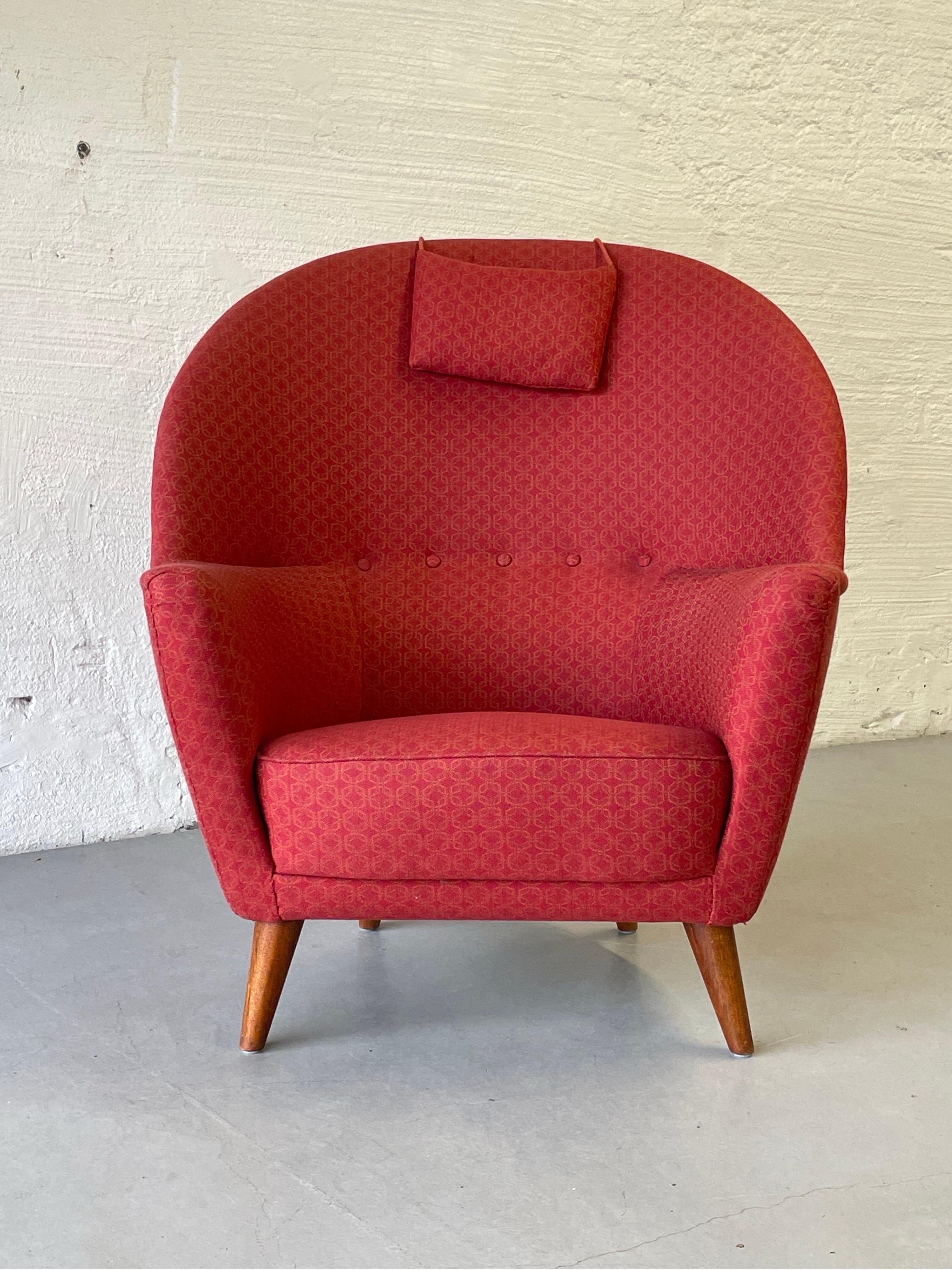 Selling this rare amazing big and cozy chair designed by Fredrik Kayser at Rastad & Relling Tegnekontor in 1952. This chairs is one of a few produced and was only sold at the Rastad & Relling store in Oslo, Norway.
It is in very good condition and