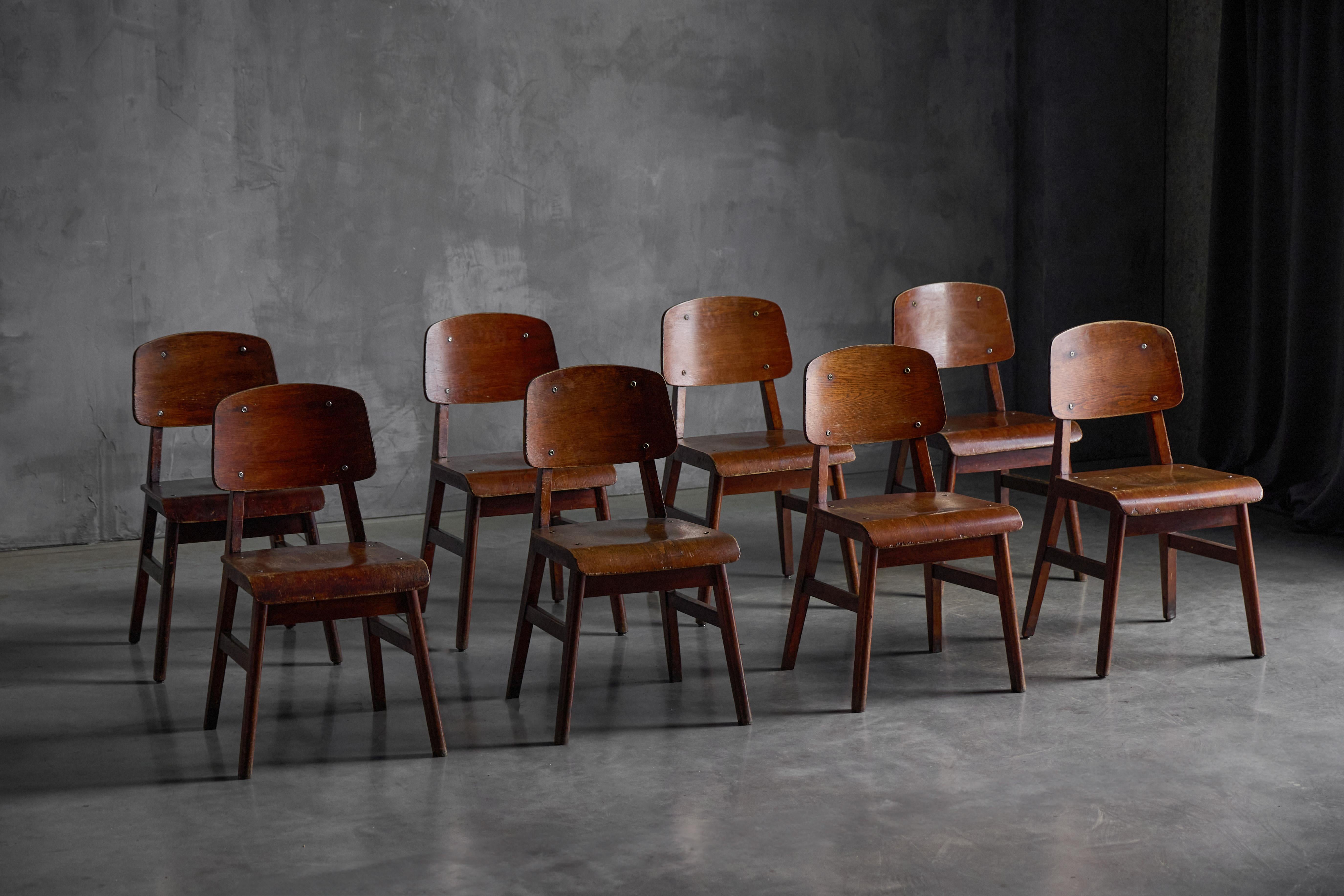 Dieses Modell aus dem Jahr 1941 wurde von Vauconsant in Saint Nicolas de Port in einer Zeit der Materialknappheit hergestellt. Es handelt sich um eine seltene und sehr bedeutende Variante des Jean Prouvé zugeschriebenen Vollholzstuhls. Dieser als