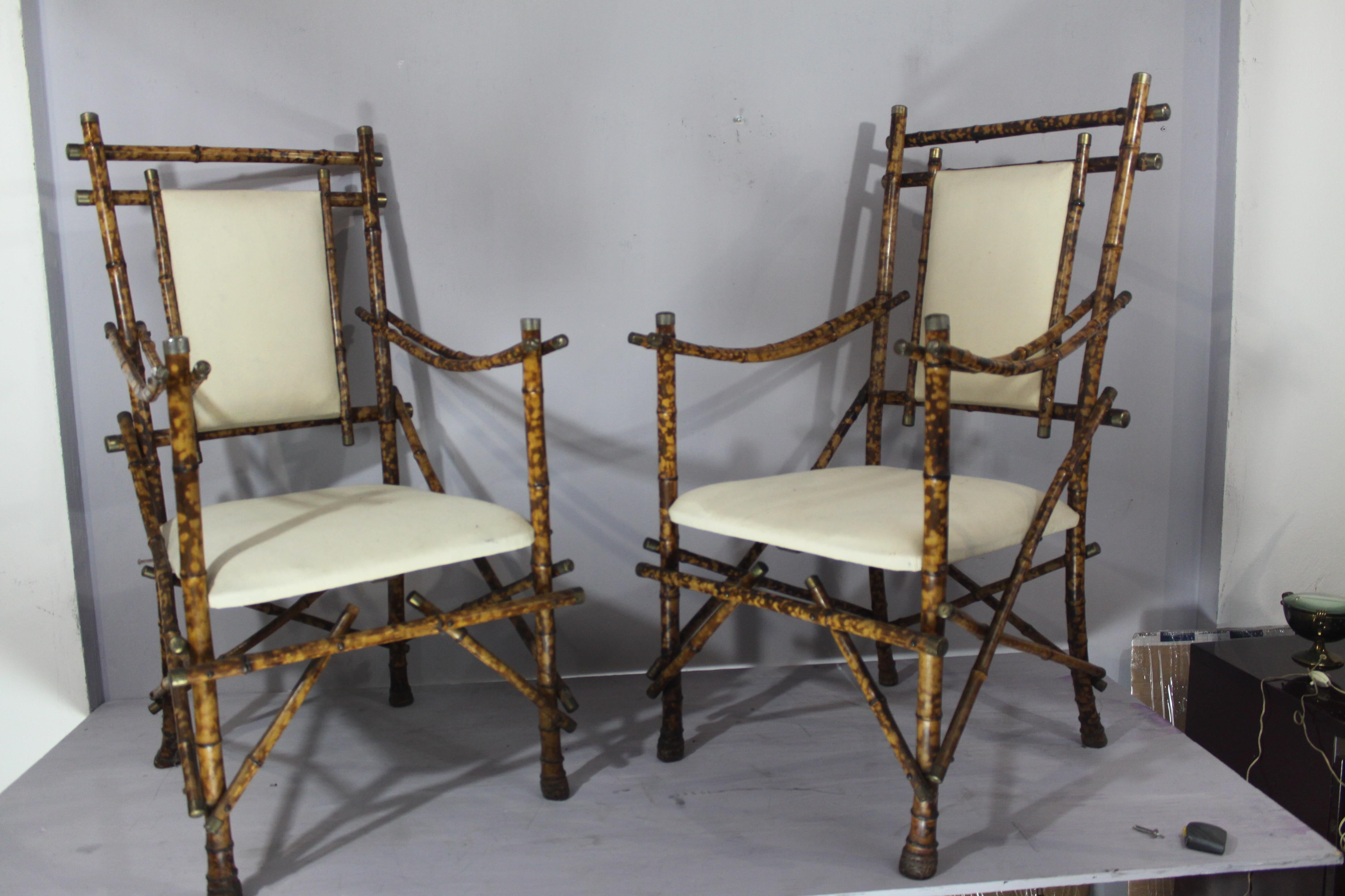 Giovanni PATRINI è un artista nato nel 1931 e morto nel 1993. Le sue opere sono passate in asta 14 volte, principalmente nella categoria Oggetti.
this chairs are the unique around and problably the only ones original because the shape of the feet,