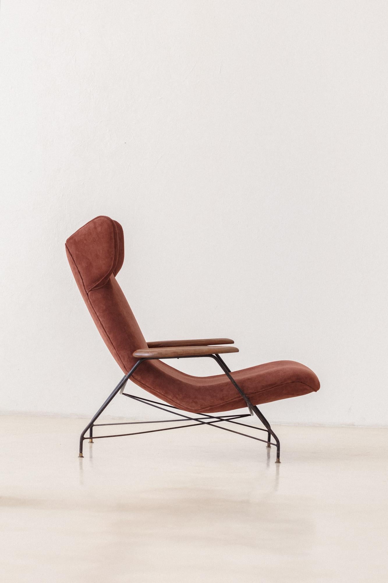 Cette chaise longue est l'un des fantastiques designs de Martin Eisler (1913-1977) et a été produite par Móveis Artesanal puis par Forma S.A. Móveis e Objetos de Arte. La Galeria Atesanal, la première salle d'exposition qui présentait les meubles et