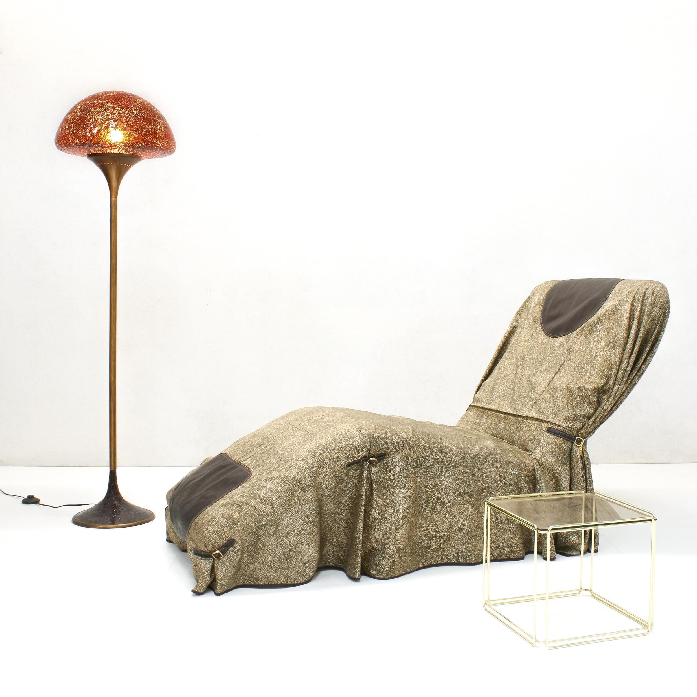 Questa rara chaise longue è stata prodotta da Rossi di Albizzate con la Collaboration del famoso marchio di moda italiano Borbonese. Presenta una struttura leggera ricoperta di schiuma e drappeggiata con la riconoscibile seta con il tipico motivo