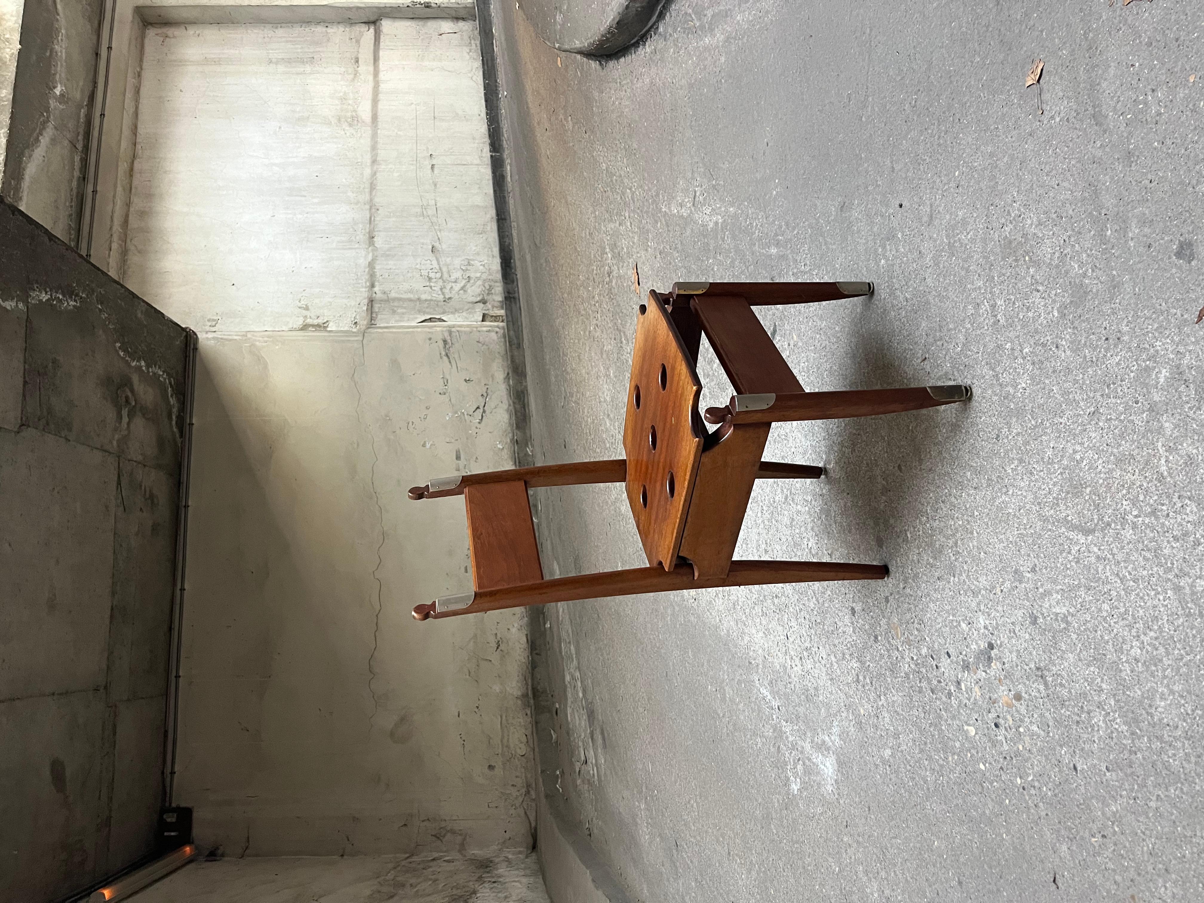 Seltene Chaise art deco moderniste des années 1940 en bois et métal. Le dossier ajouré et les pieds et dossier gainés de métal. 

Superbe état. 
