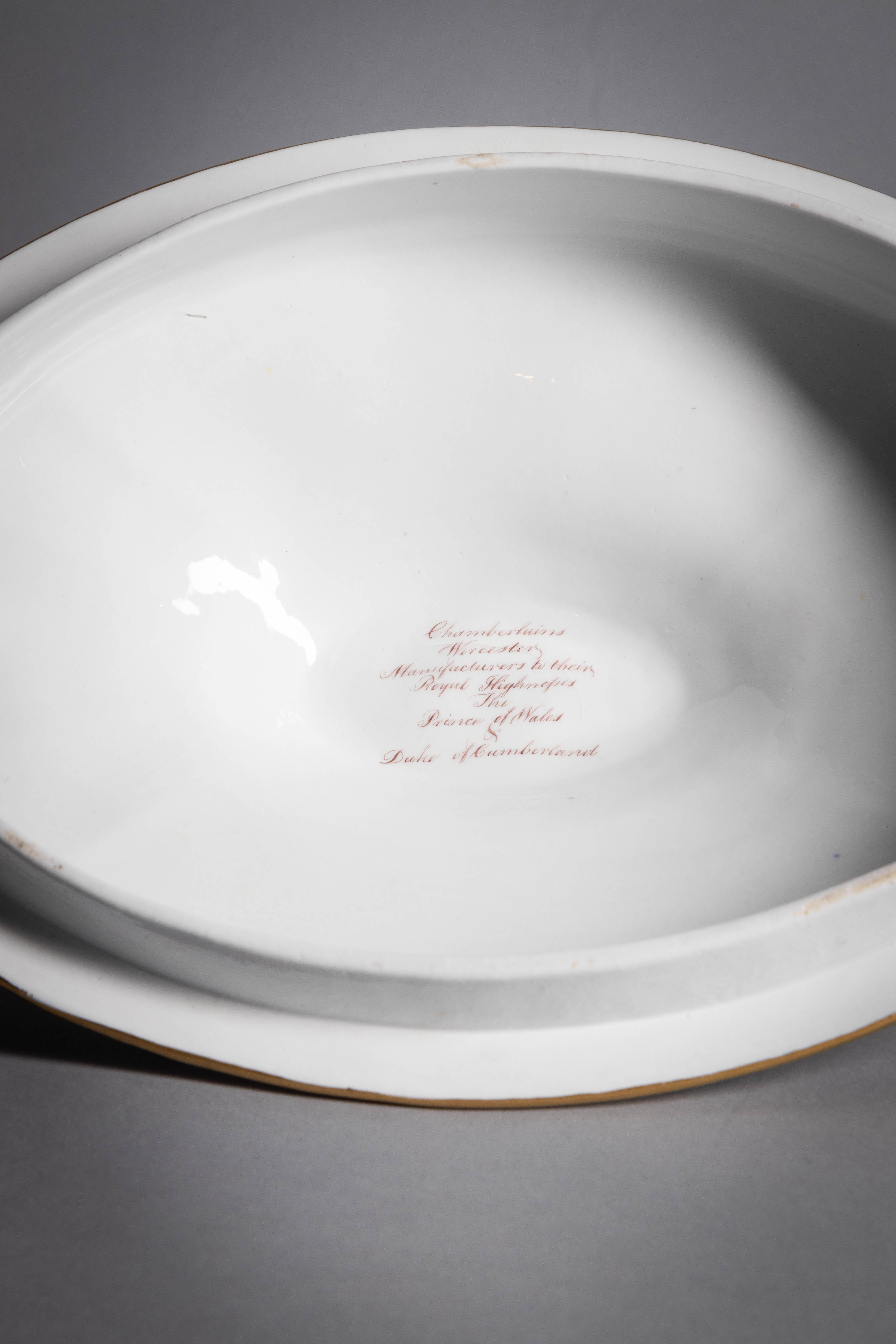 Rare Chamberlain's Worcester Covered Tureen on Stand, circa 1820 In Good Condition For Sale In New York, NY