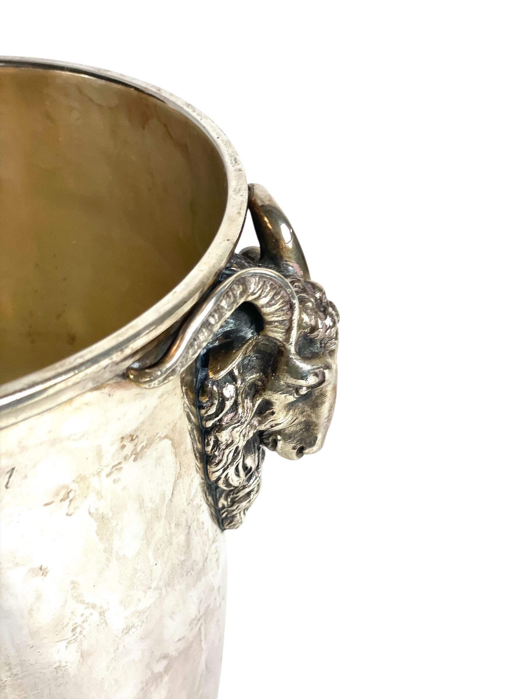 Dieser seltene und elegante Champagnerkübel ist ein schönes Beispiel für die Mitte des 20.
Jahrhundert versilbertes französisches Design. Sein hoher, ausgestellter zylindrischer Körper erhebt sich anmutig von einem runden Sockel, während die Seiten
