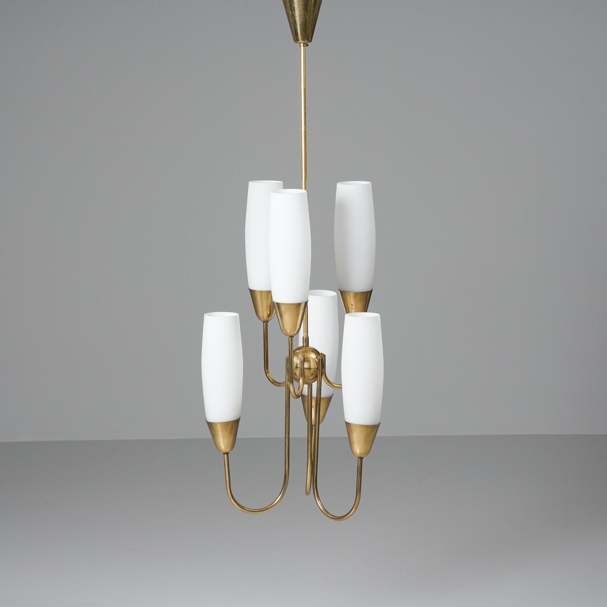 Raro lampadario modello ER 98/6, prodotto da Itsu Oy. Struttura in ottone con paralumi in vetro opalino. Buone condizioni vintage, lieve patina coerente con l'età e l'uso. 