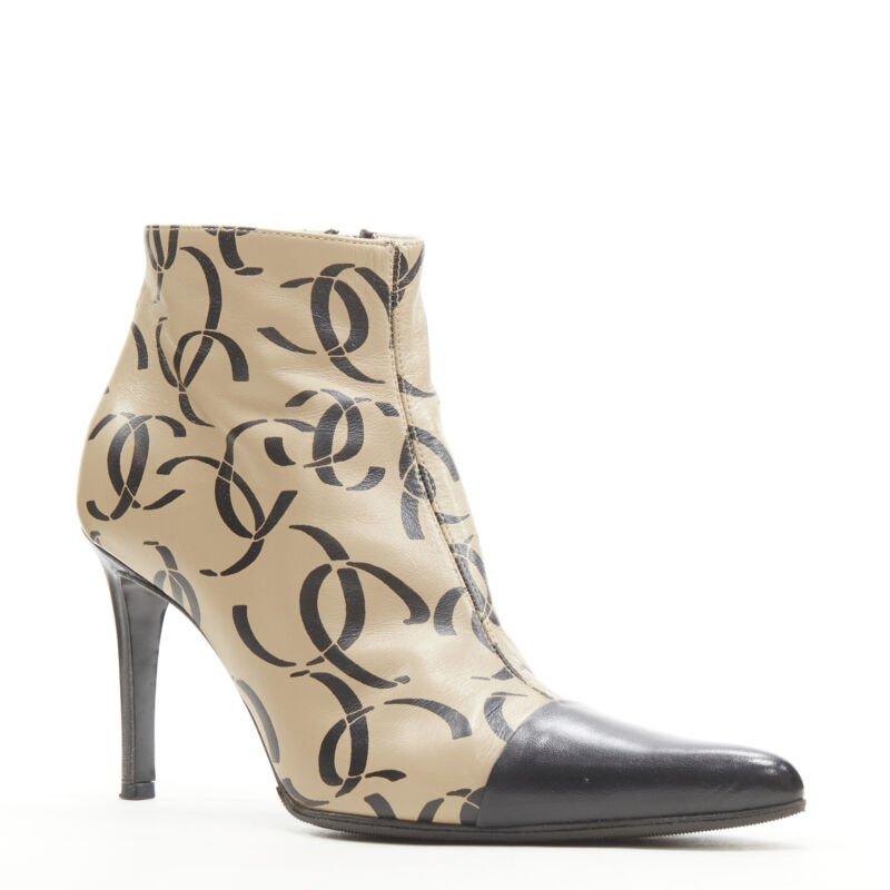 rare CHANEL 00A beige nude marked CC logo toe cap ankle bootie EU37
Reference: ANWU/A00974
Brand: Chanel
Designer: Karl Lagerfeld
Model: A15510Y01153
Collection: 00A
Material: Leather
Color: Beige, Black
Pattern: Solid
Closure: Zip
Lining: 