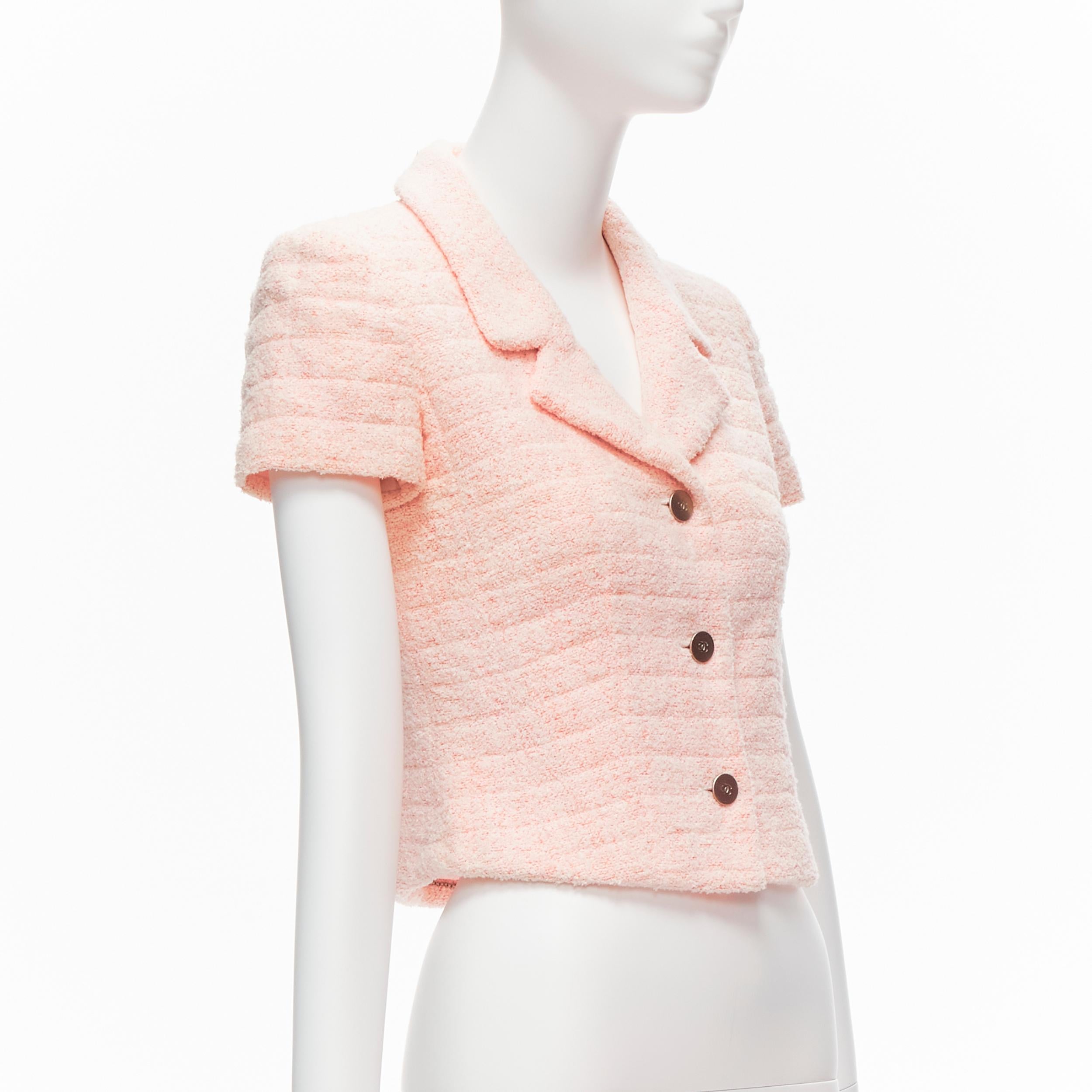 CHANEL 00T Veste courte en tweed rose avec boutons et logo CC vintage, Taille FR38 Bon état à Hong Kong, NT