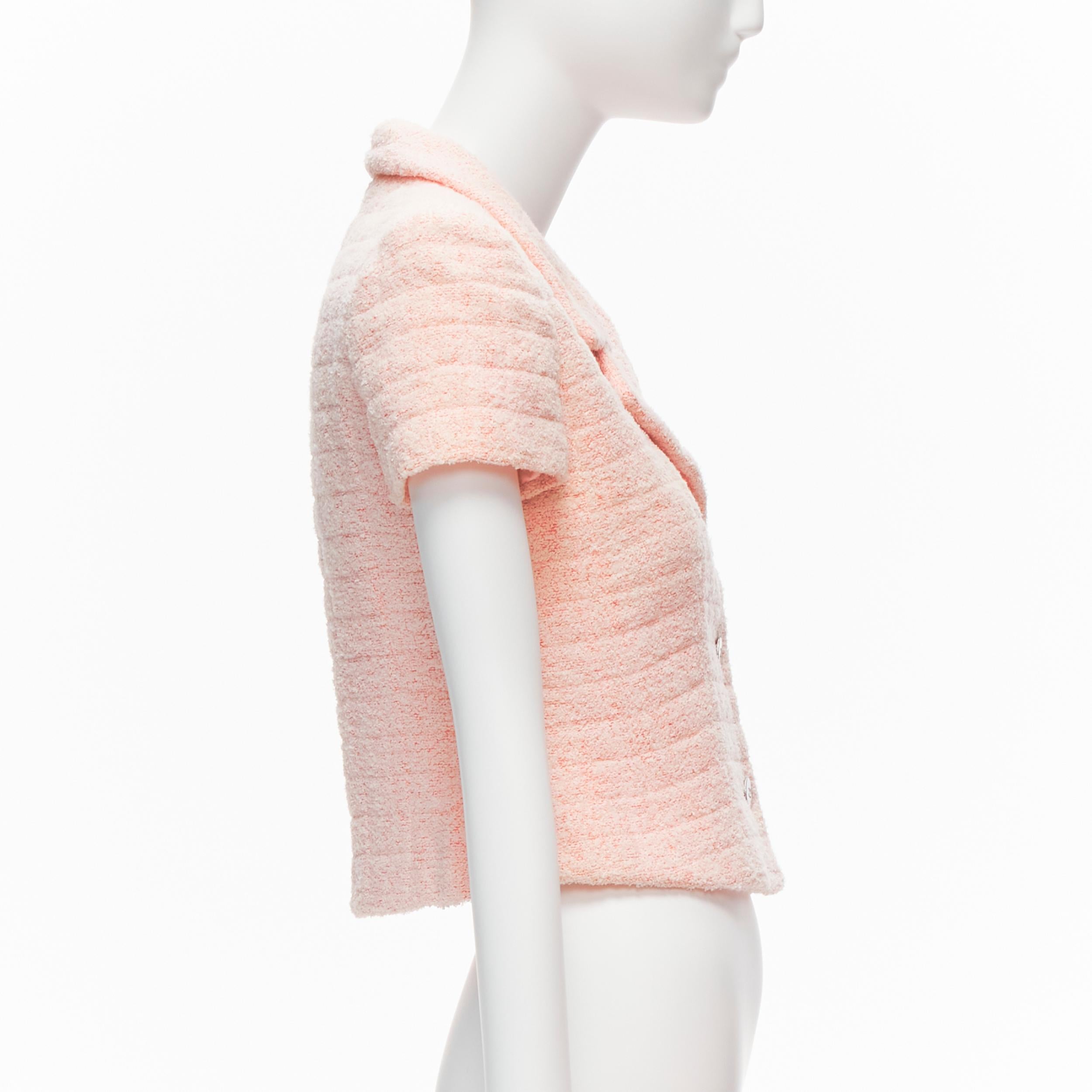 CHANEL 00T Veste courte en tweed rose avec boutons et logo CC vintage, Taille FR38 Pour femmes en vente