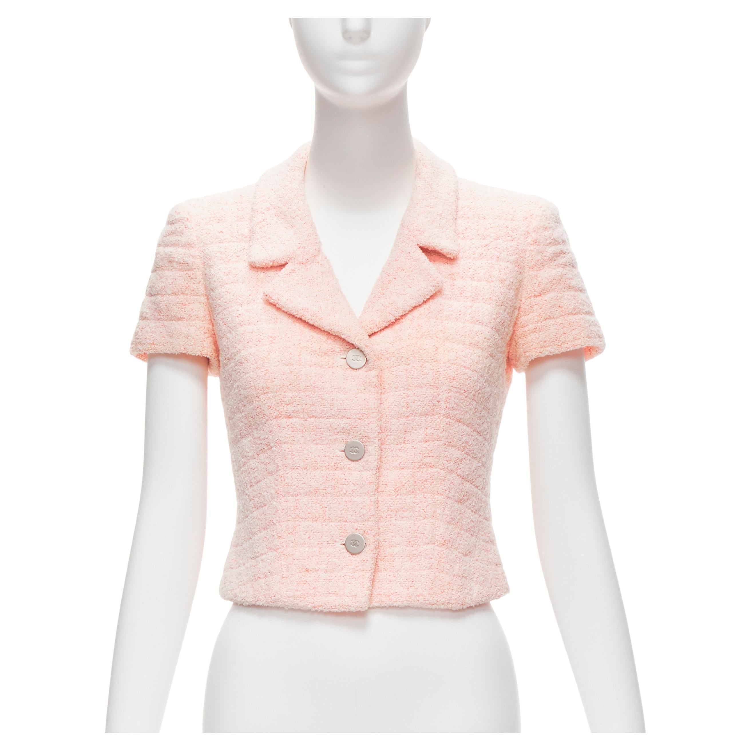CHANEL 00T Veste courte en tweed rose avec boutons et logo CC vintage, Taille FR38 en vente