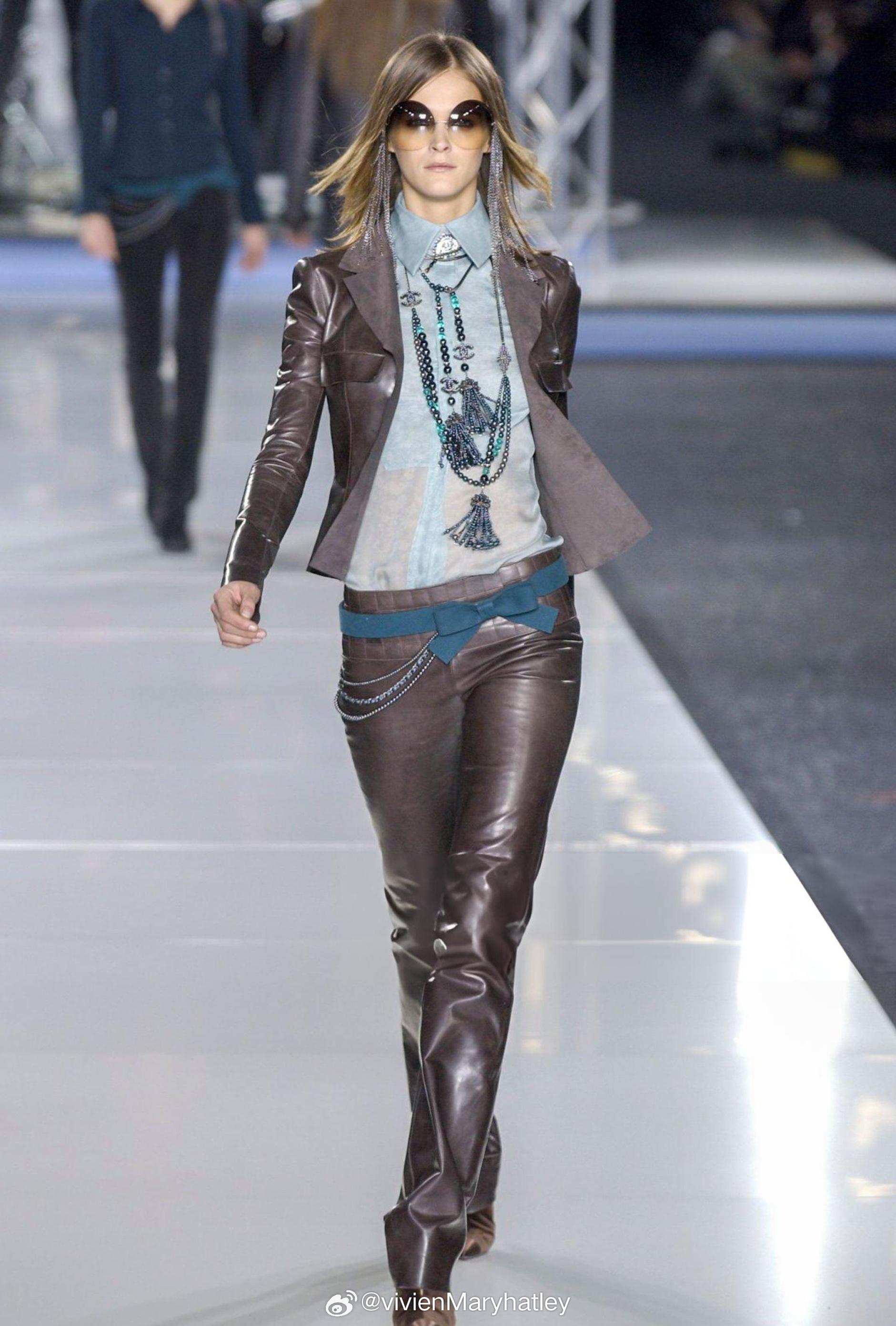 Rare! Chanel 02A 2002 / 2003 Fall / winter RTW leather pantsuit runway
Karl Lagerfeld for Chanel
Collection: Fall RTW 2002-2003 (Model: Carmen Kass)
Country of production: France
Chanel style: 02A/AJ078/P19954W03070
Composition - 100% calfskin; 100%
