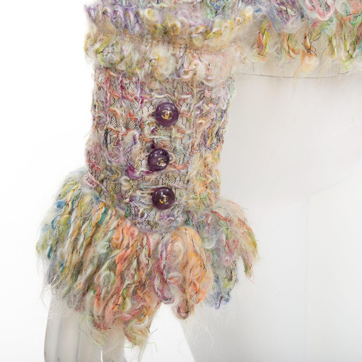 Chanel 03A Runway, giacca multicolore in mohair boucle tweed, FR42 XL
Riferimento: TGAS/F00251
Marchio: Chanel
Designer: Karl Lagerfeld
Collection'S: 03A - Pista
Materiale: Mohair, lana, misto
Colore: Multicolore
Modello: Tinta unita
Fodera: Tessuto