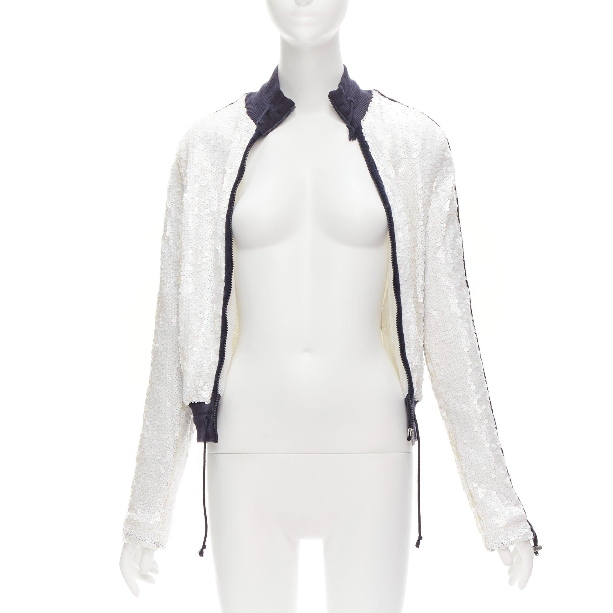 Gris CHANEL 08C SPORTS rare veste de course avec bordure noire et sequins blancs FR38 M en vente