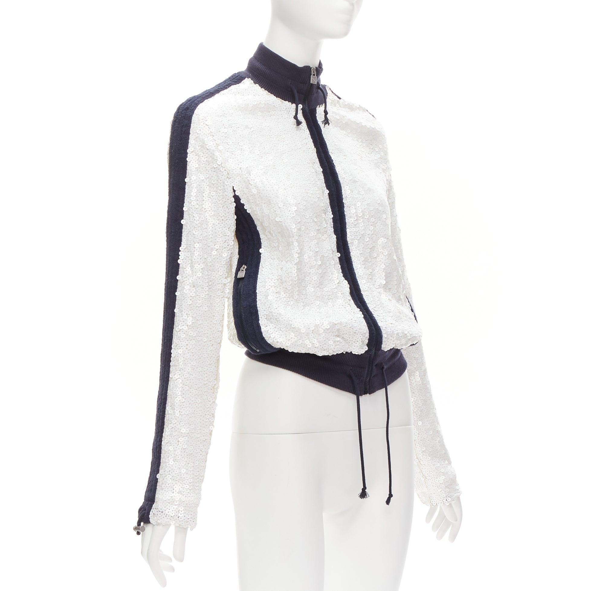 CHANEL 08C SPORTS rare veste de course avec bordure noire et sequins blancs FR38 M Excellent état - En vente à Hong Kong, NT