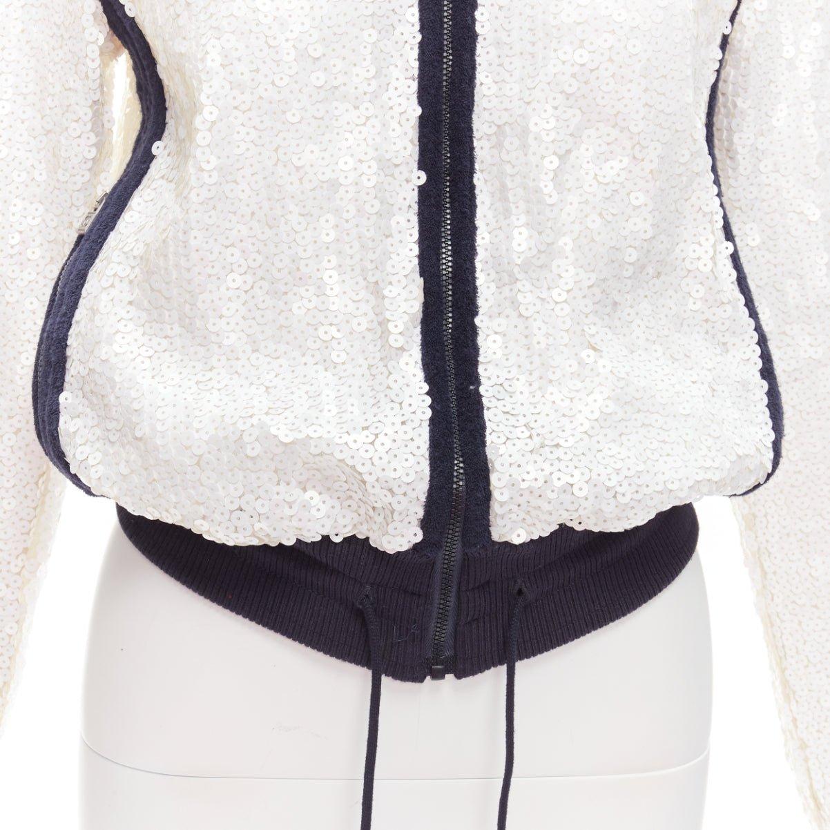 CHANEL 08C SPORTS rare veste de course avec bordure noire et sequins blancs FR38 M en vente 3