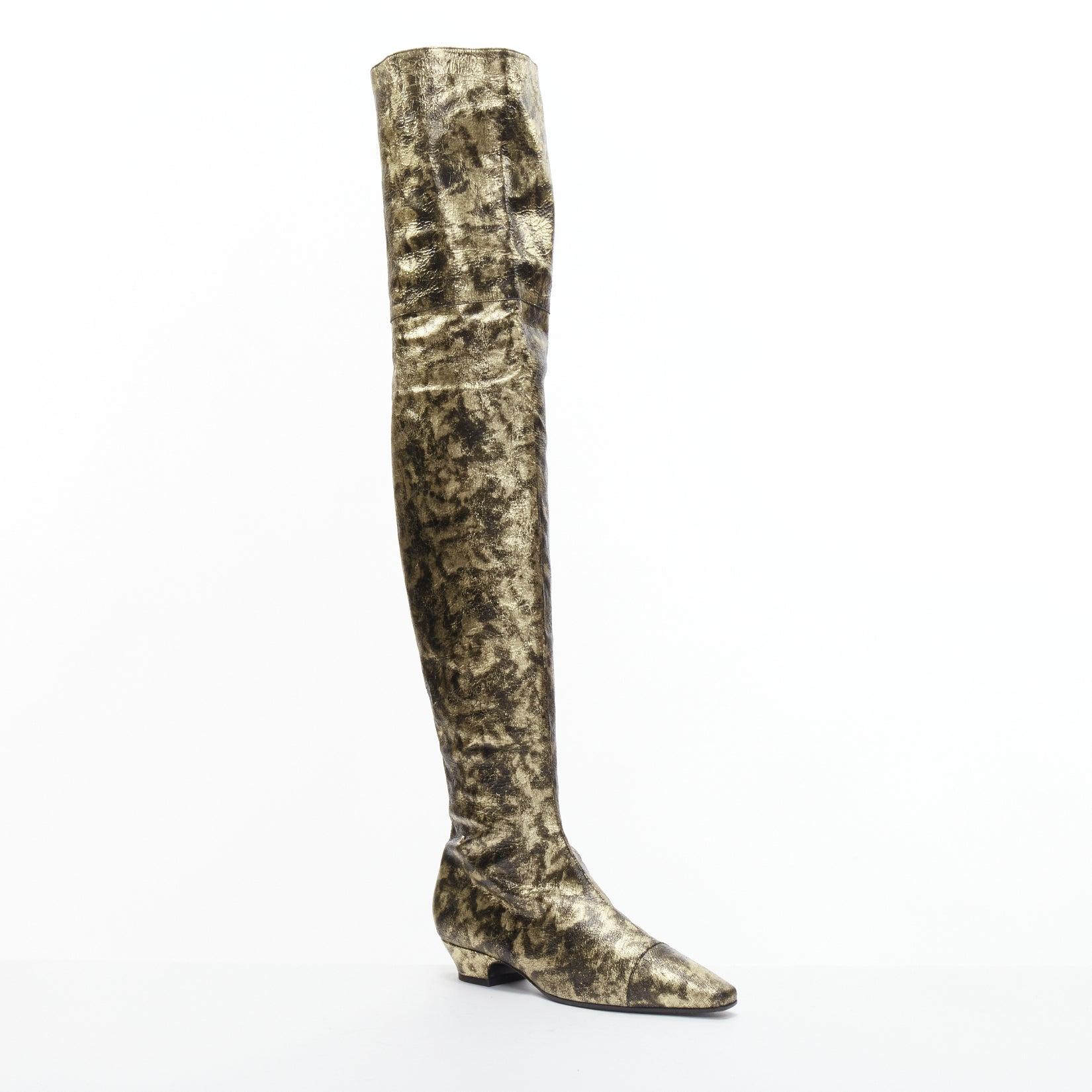 rare CHANEL 18A Runway gold CC leather over knee long boots EU38.5
Reference: BSHW/A00183
Brand: Chanel
Collection: 18A - Runway
Material: Leather
Color: Gold, Black
Pattern: Abstract
Closure: Zip
Lining: Black Leather
Extra Details: Metallic