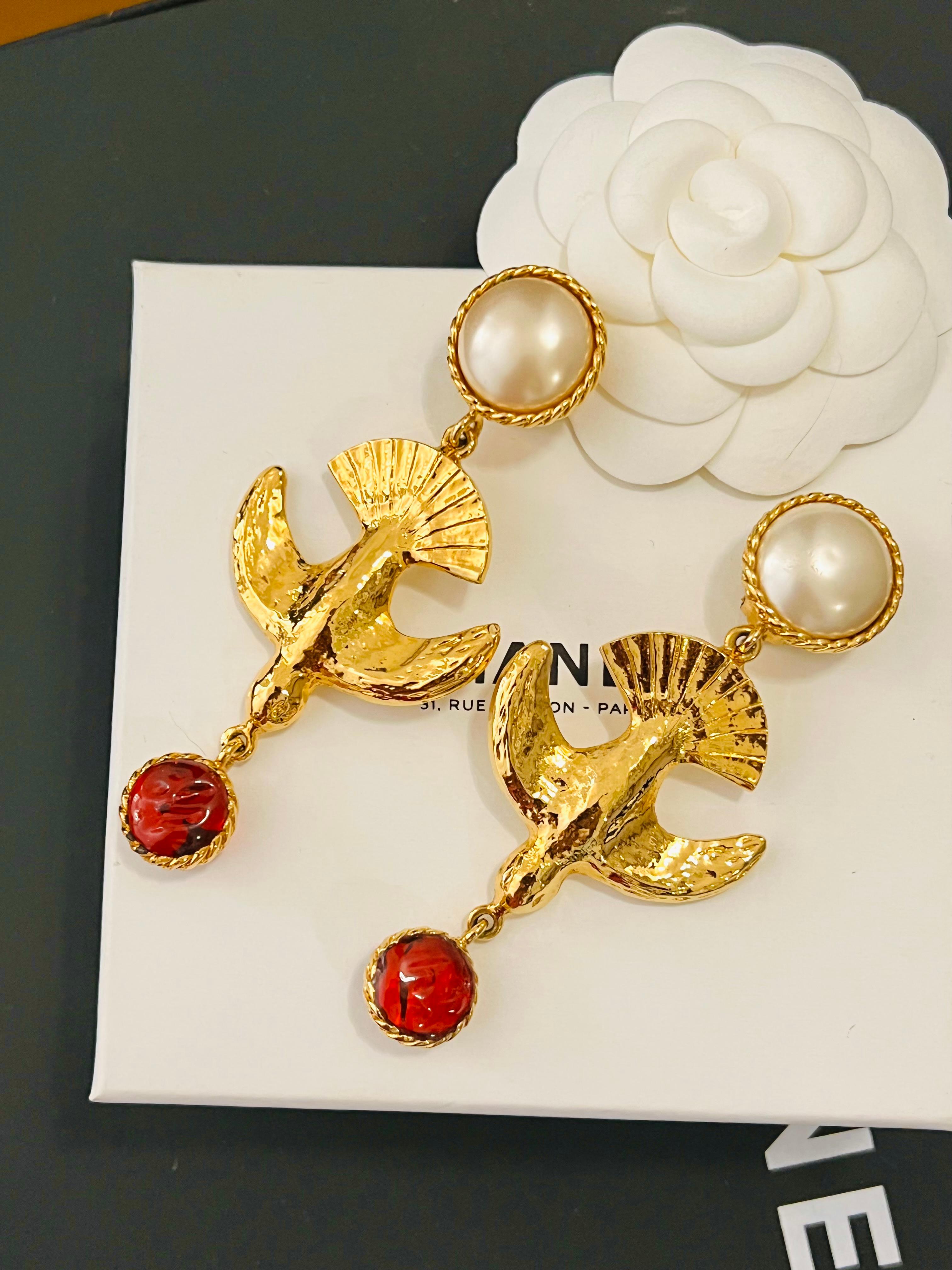 Seltene Chanel 1970's Gripoix Vogel Tropfen Clip auf Ohrringe, rot Glas Cabochon, 24k vergoldet und Perle. Sehr guter Zustand 