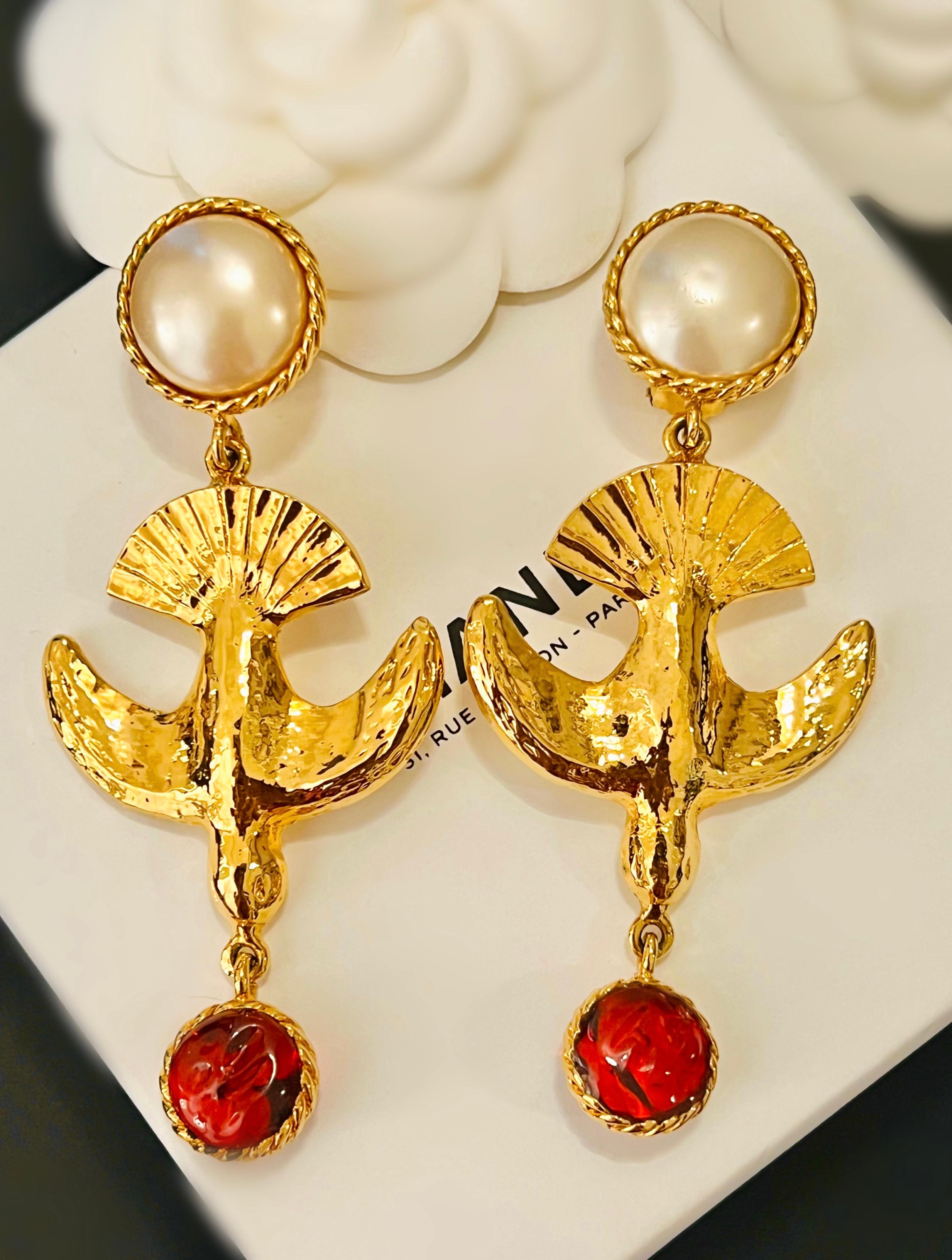 Rare Chanel 1970's Gripoix bird earrings drop earrings  Excellent état - En vente à PARIS, FR