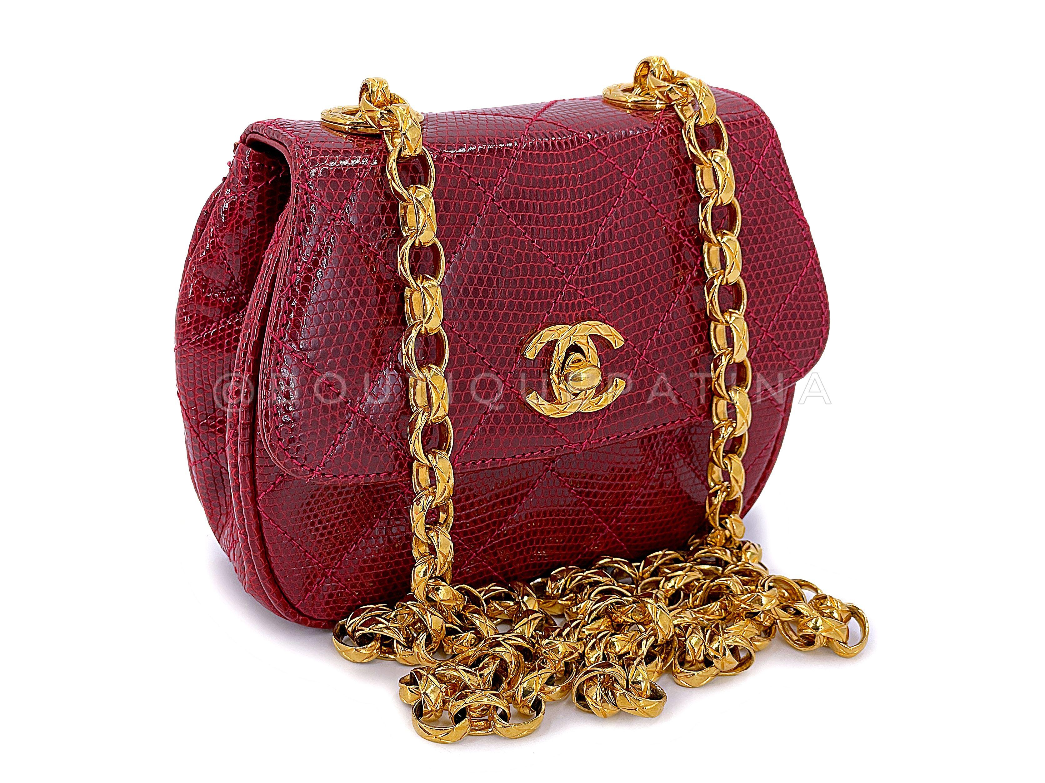 Article du magasin : 67290
Ce Rare Chanel 1980 Vintage Red Lizard Etched Chain Round Mini Flap Bag est une perle rare d'un sac - pour trop de raisons. 

Le cuir de lézard matelassé rouge est en parfait état, tout comme les passepoils latéraux et