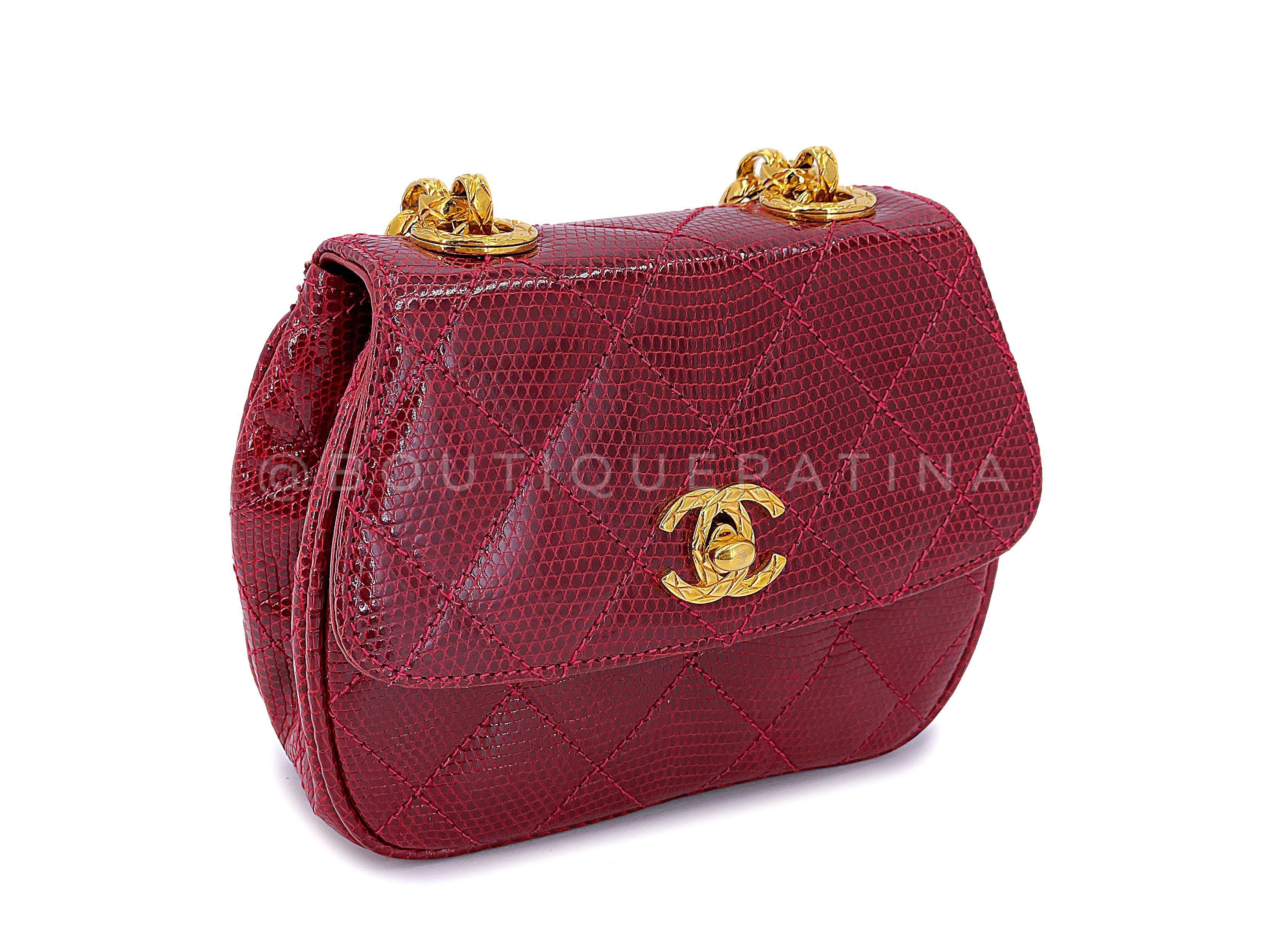 Rare Chanel 1980s Vintage Red Lizard Etched Chain Round Mini Flap Bag 67290 In Excellent Condition For Sale In Costa Mesa, CA