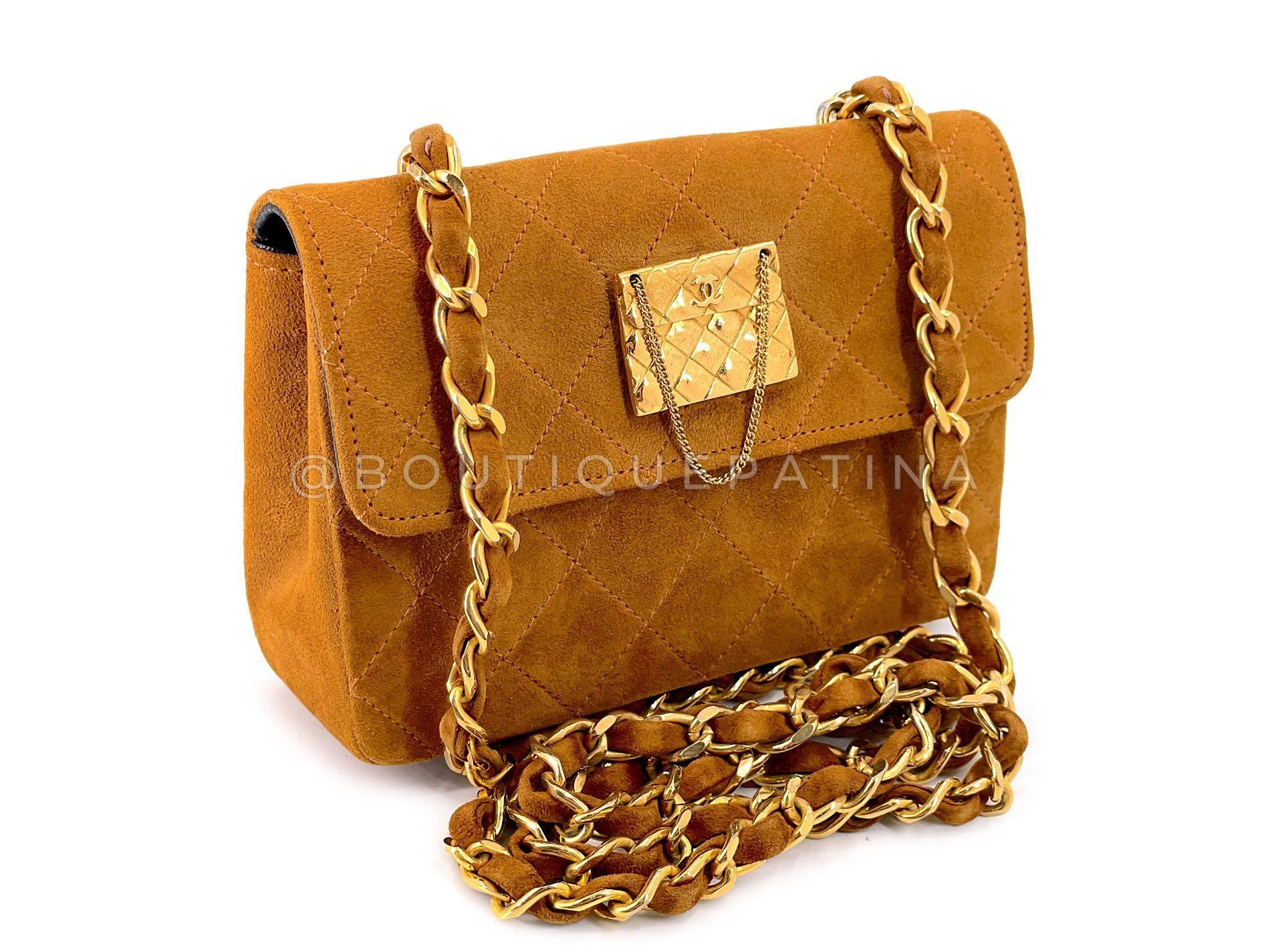Article de magasin : 68667
Un autre bijou de sac est ce Rare Chanel 1986 Vintage Walnut Suede Crossbody Mini Flap Bag 24k GHW - dans un magnifique daim marron caramel/walnet et des accessoires plaqués or 24k. 

Orné du classique ornement à rabat -