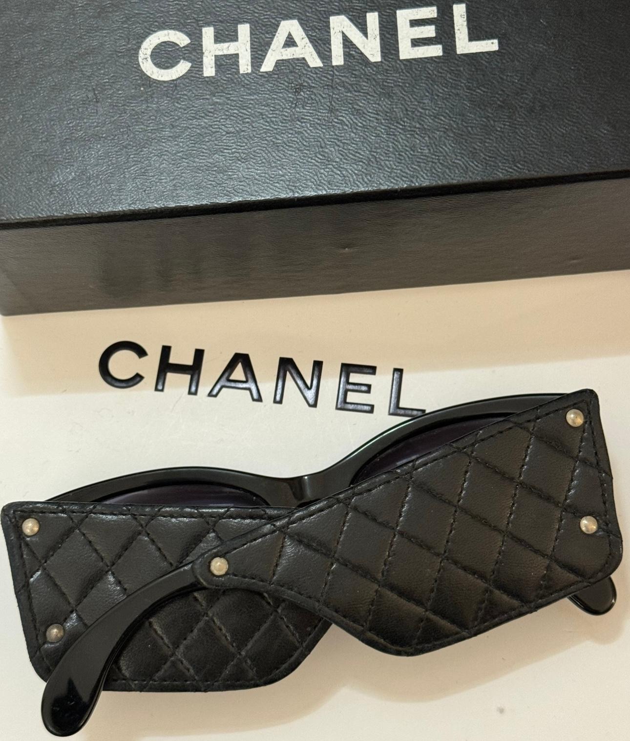 Rare Chanel runway 1988 vintage aviator pilot sunglasses with black quilted leather on the sides, worn by Rihanna, collector and worn by Ines de La fressange. Very good vintage condition 