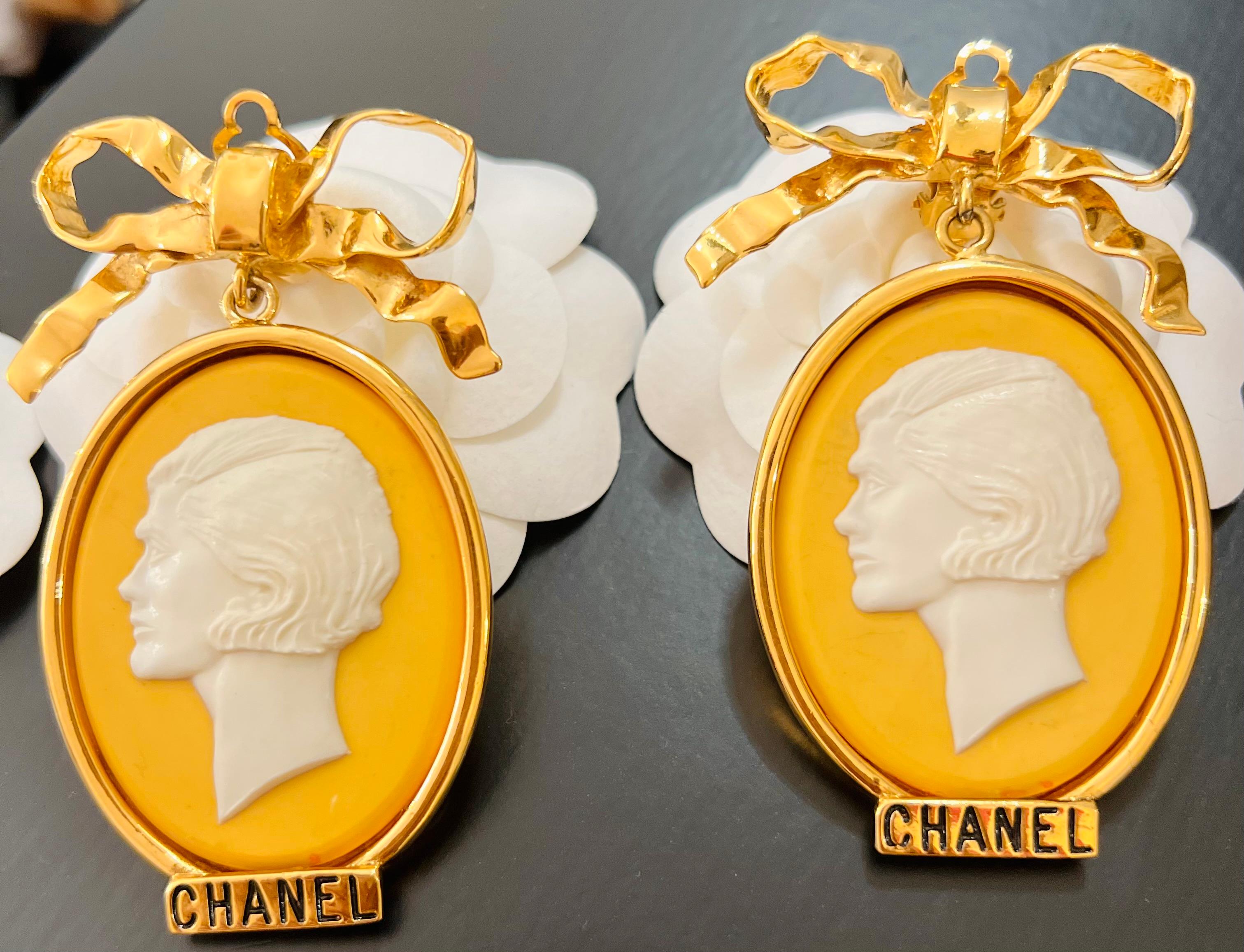 Rare Chanel 1989 cameo clip on earrings  In Excellent Condition For Sale In PARIS, FR