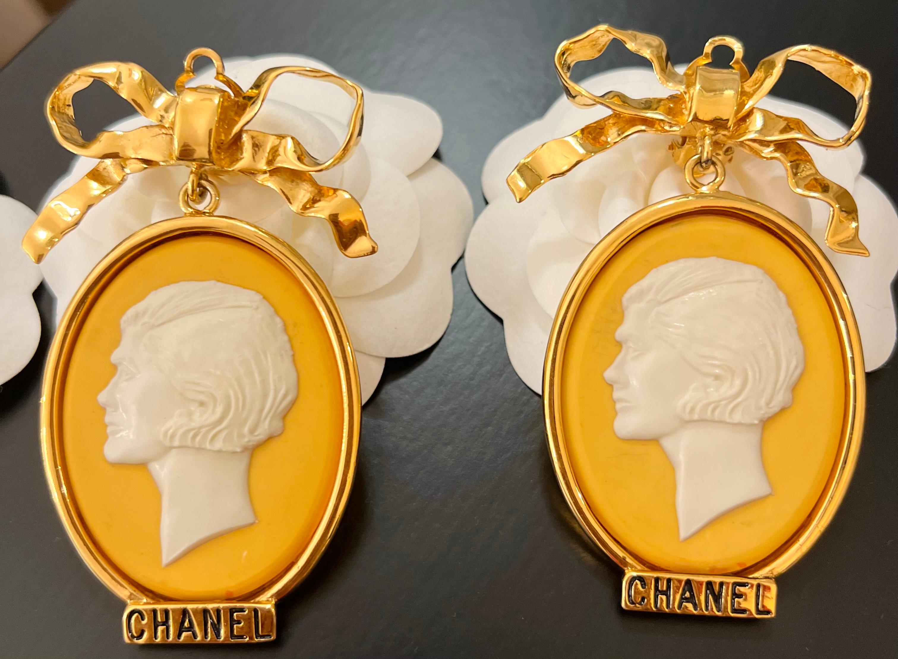 Rare Chanel 1989 cameo clip on earrings  For Sale 1