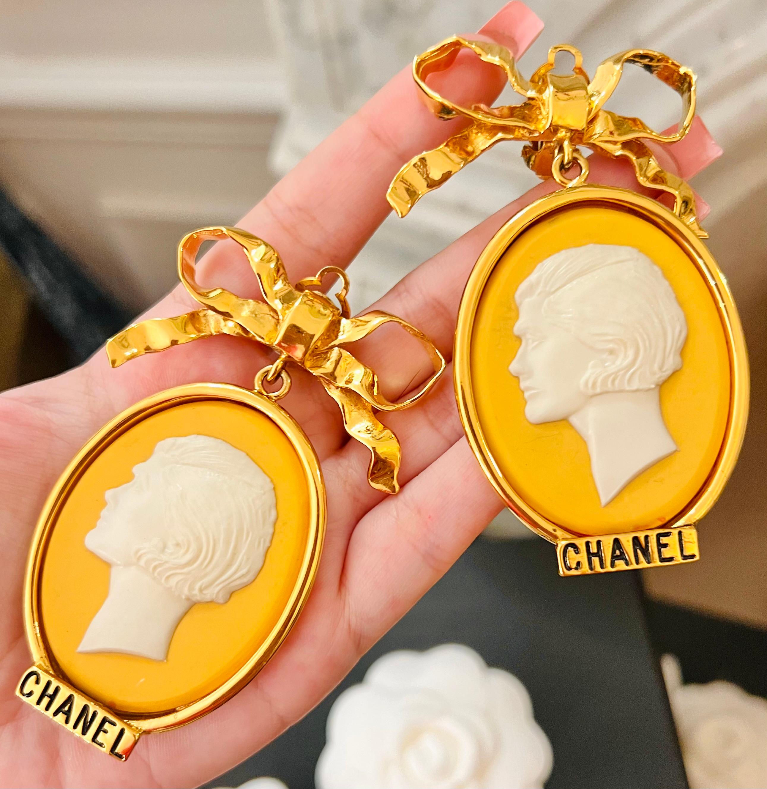 Rare Chanel 1989 cameo clip on earrings  For Sale 3