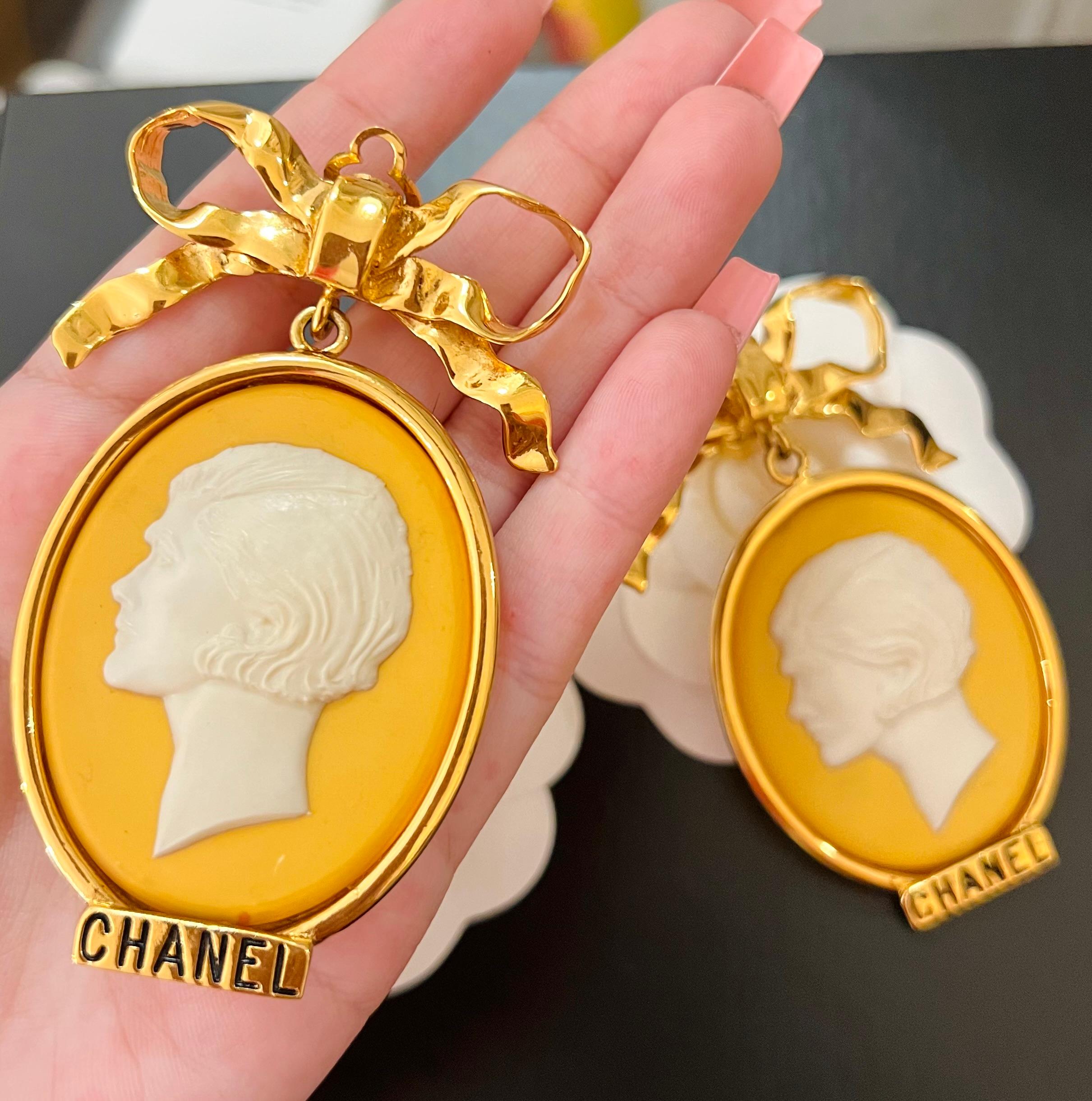 Rare Chanel 1989 cameo clip on earrings  For Sale 4