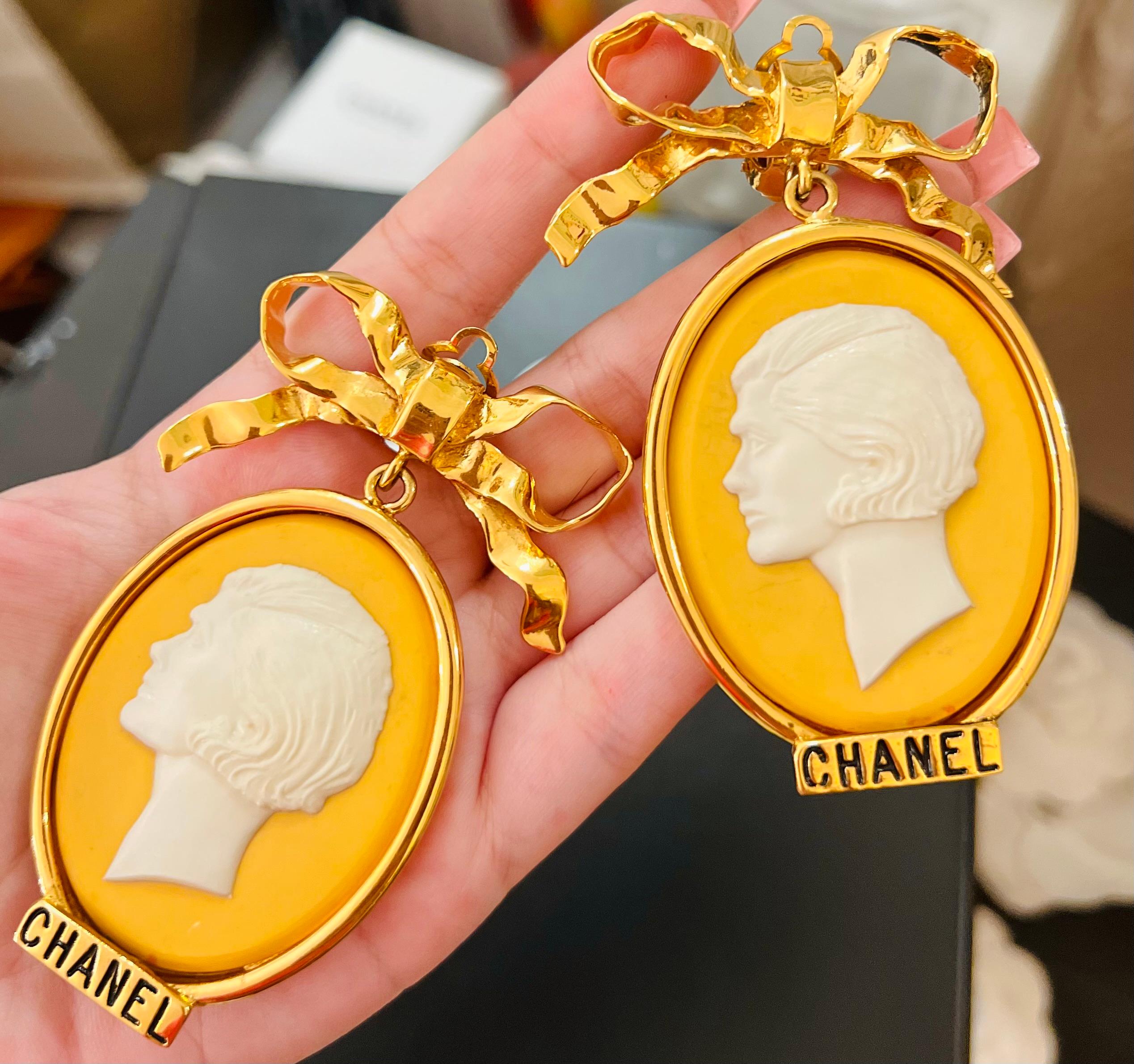 Rare Chanel 1989 cameo clip on earrings  For Sale 5
