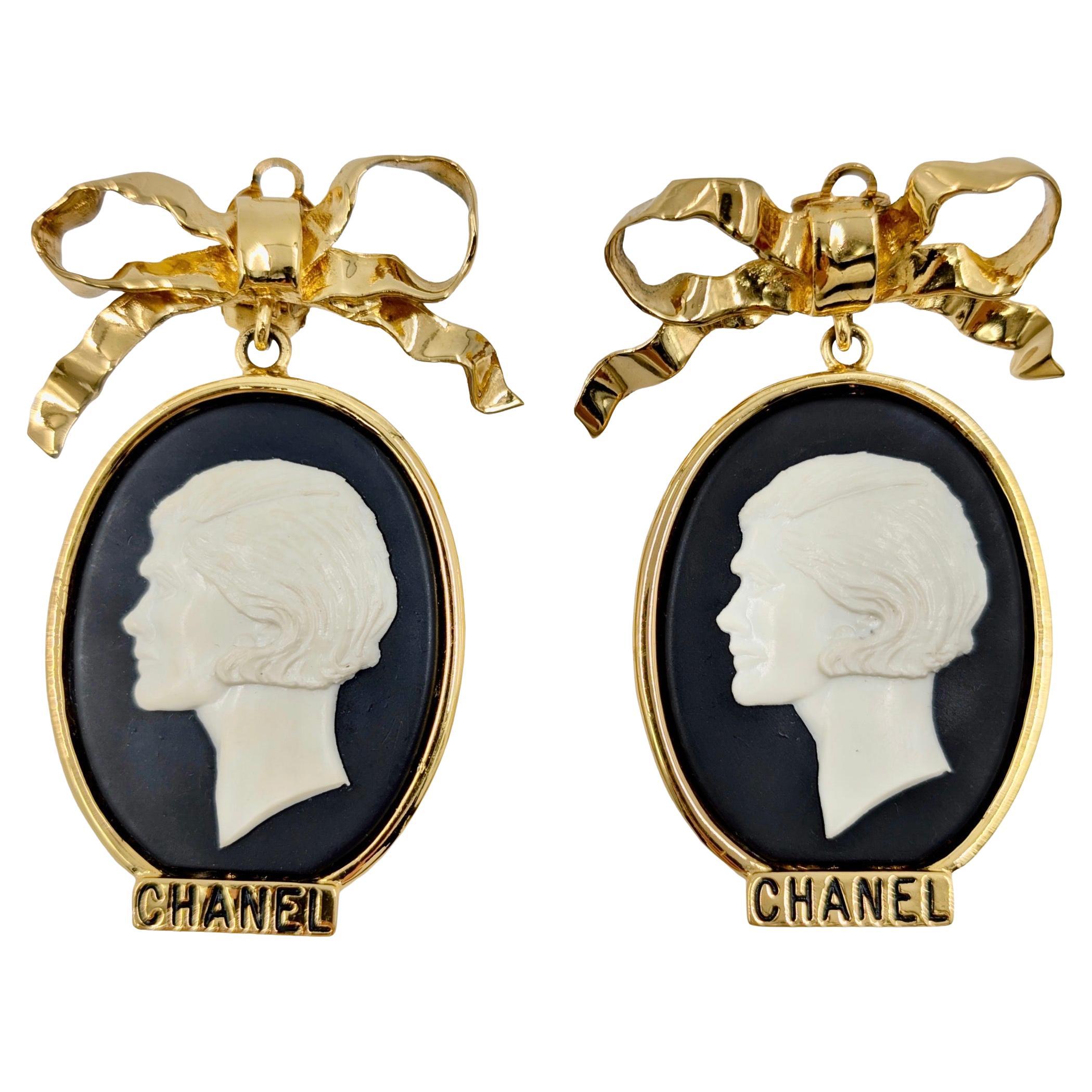 Rare Chanel 1989 Cameo clip on earrings in vendita