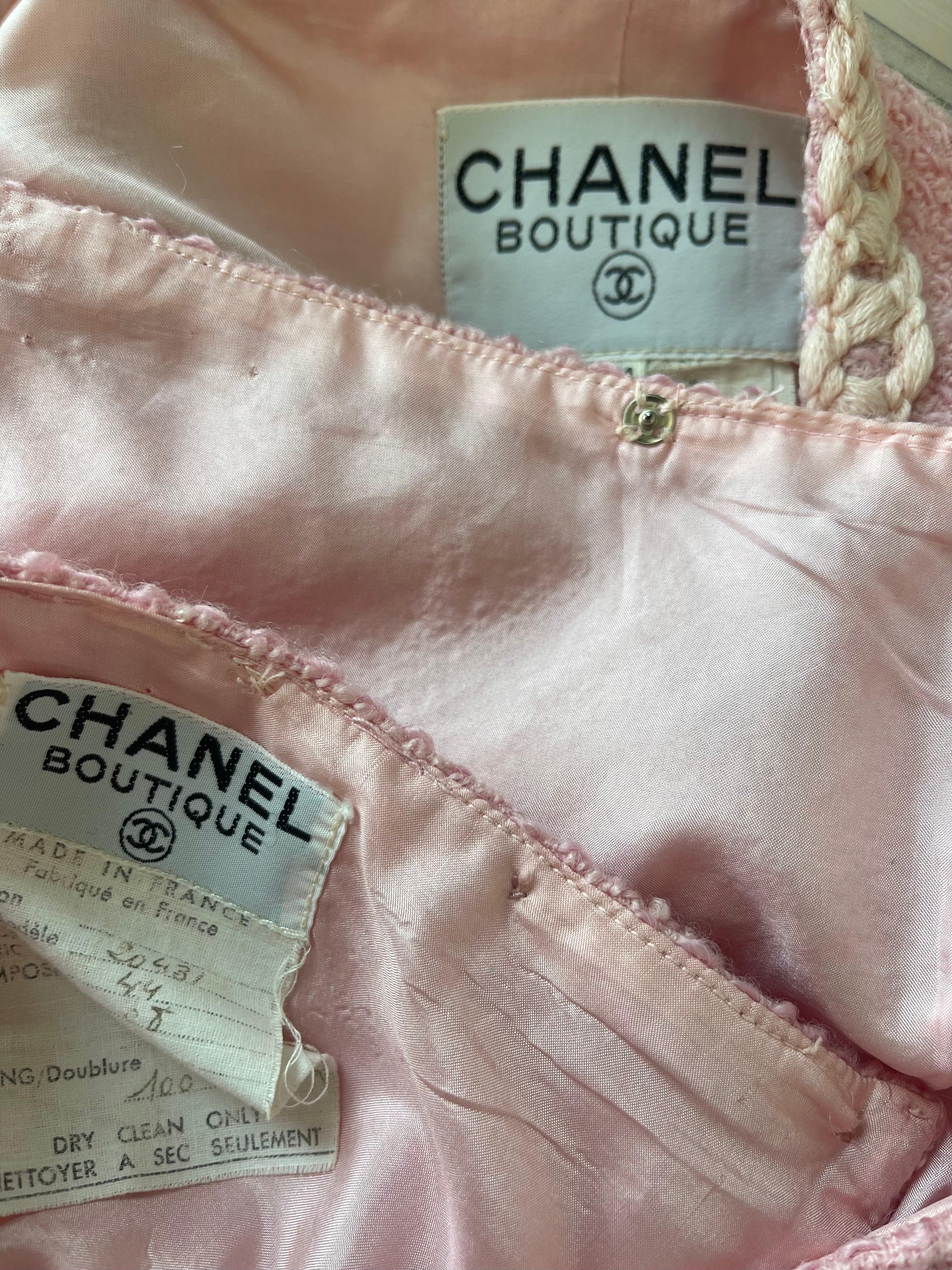 Besser geht's nicht! 
Super seltene Vintage Chanel von Karl Lagerfeld frühen 90er Jahren Bubblegum Barbie  rosa Rockanzug ! Die taillierte Jacke ist in der vorderen Mitte, am Hals, an den Armabschlüssen und am Saum mit einer hellrosa Borte verziert.