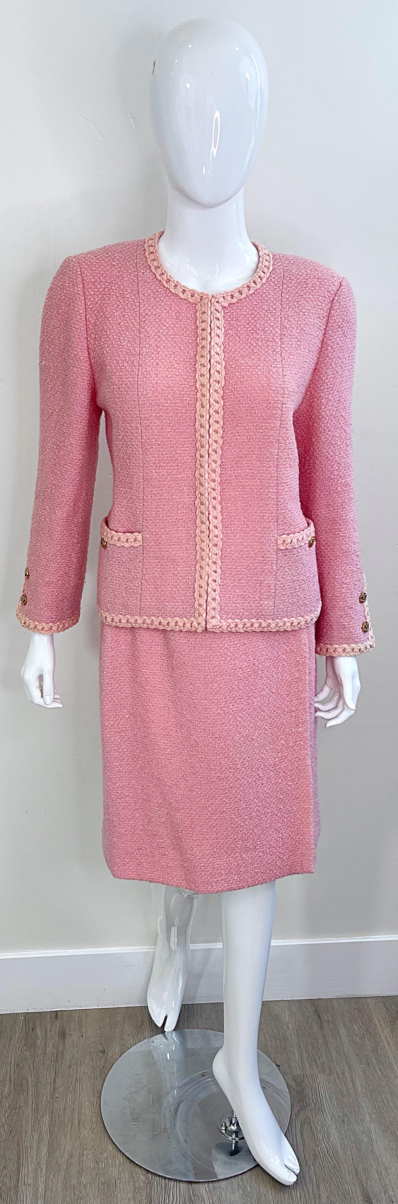 Seltener Chanel 1990er Größe 44 10 Bubblegum Pink Boucle Vintage 90er Jahre Jacke Rock Anzug im Zustand „Hervorragend“ im Angebot in San Diego, CA