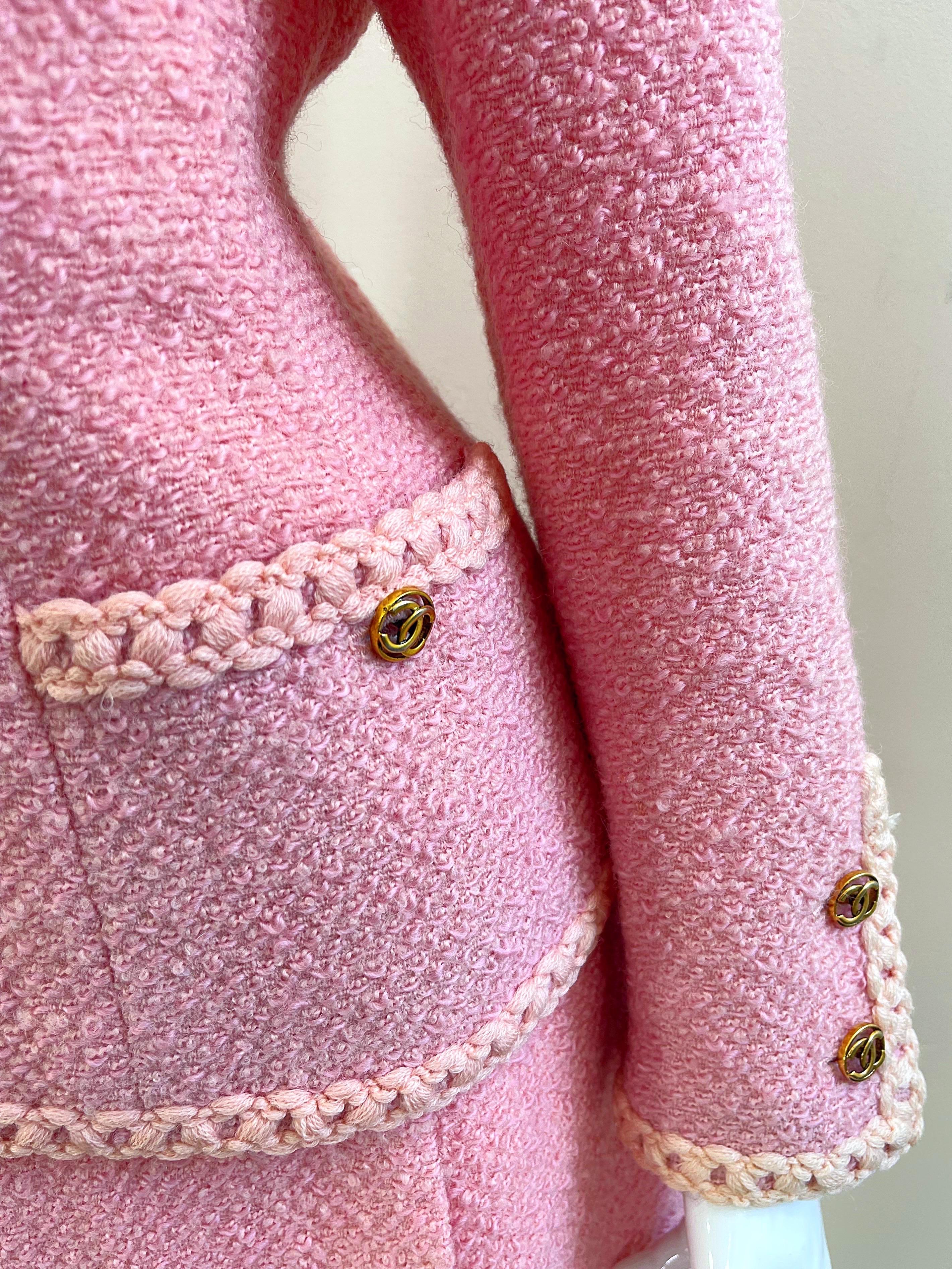 Seltener Chanel 1990er Größe 44 10 Bubblegum Pink Boucle Vintage 90er Jahre Jacke Rock Anzug im Angebot 3