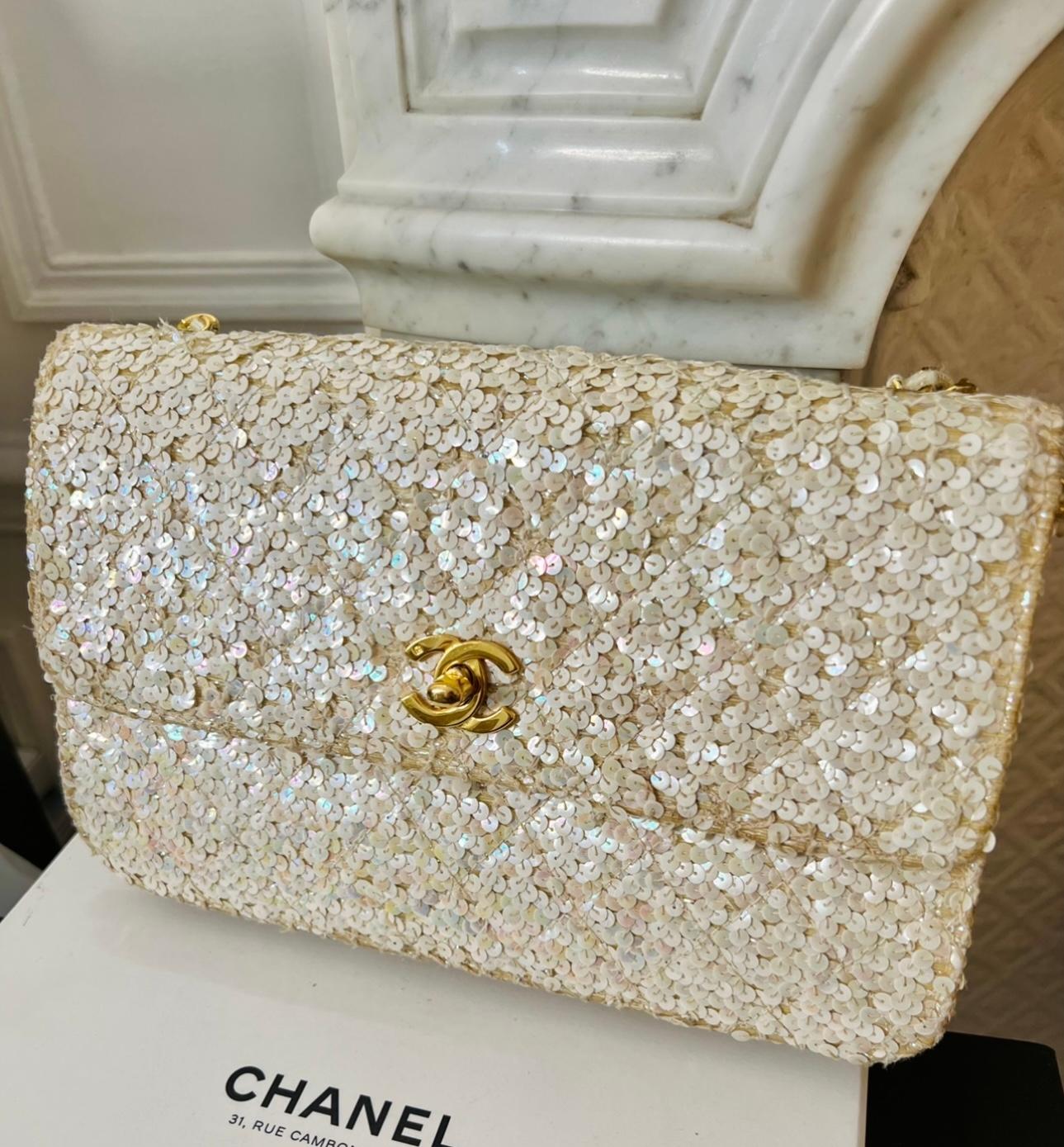 Rare Chanel 1989-1991 (1 series) sequined crossbody single flap bag as seen on Anna Wintour and on Linda Evangelista for the Ad campaign, 24k gold plated hardware, yellowing inside and stains, smell of storage and some few sequins missing but extra
