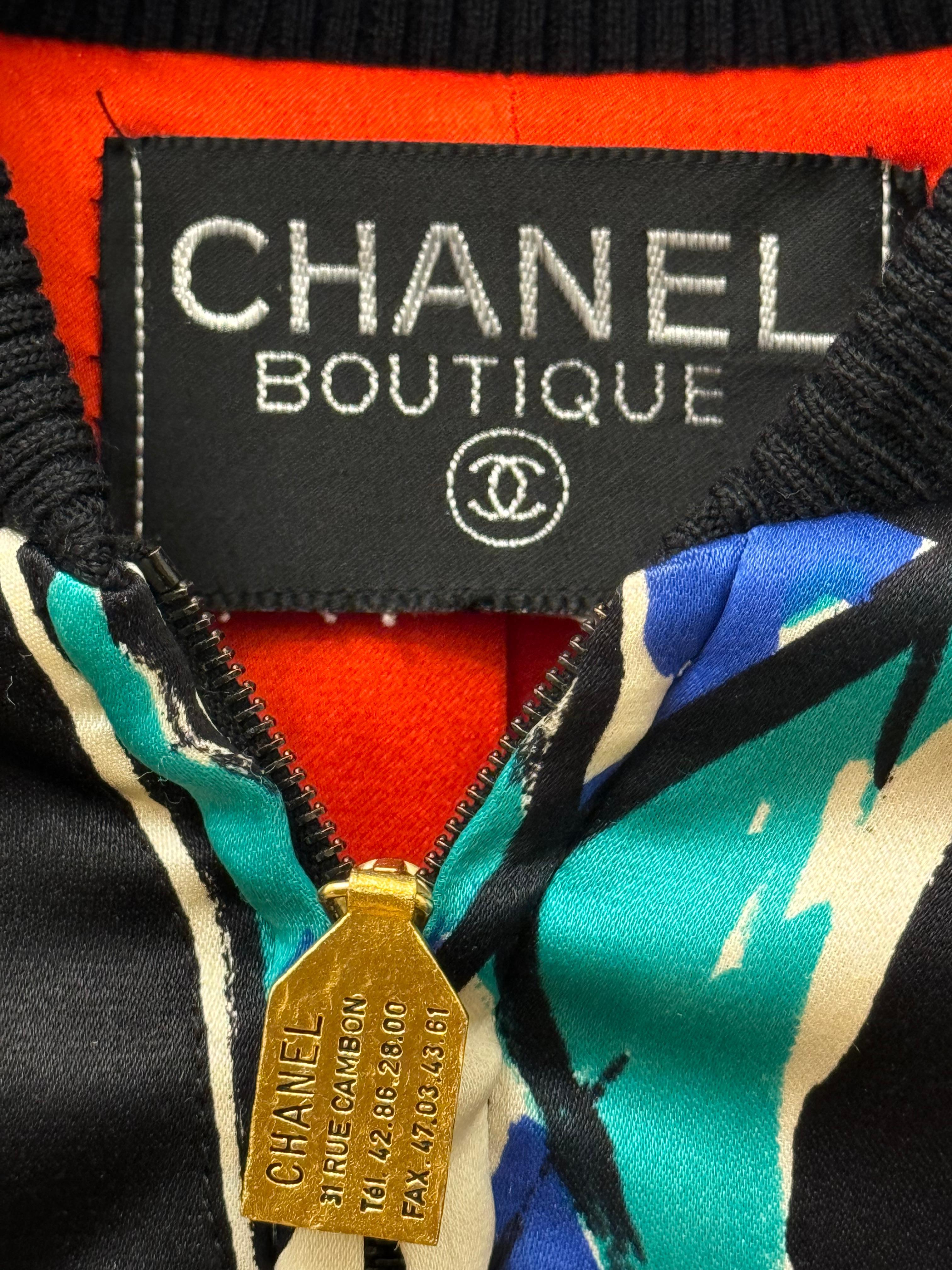 Seltene Chanel Runway Fall 1991 Hip Hop Sammlung Ballerina Druck Seidenbomber, wie auf dem Laufsteg und auf Linda Evangelista zu für die Werbekampagne gesehen. 24k vergoldet Reißverschluss Platte Name und 2 CC-Logo Tasten, rote Seide Futter mit dem