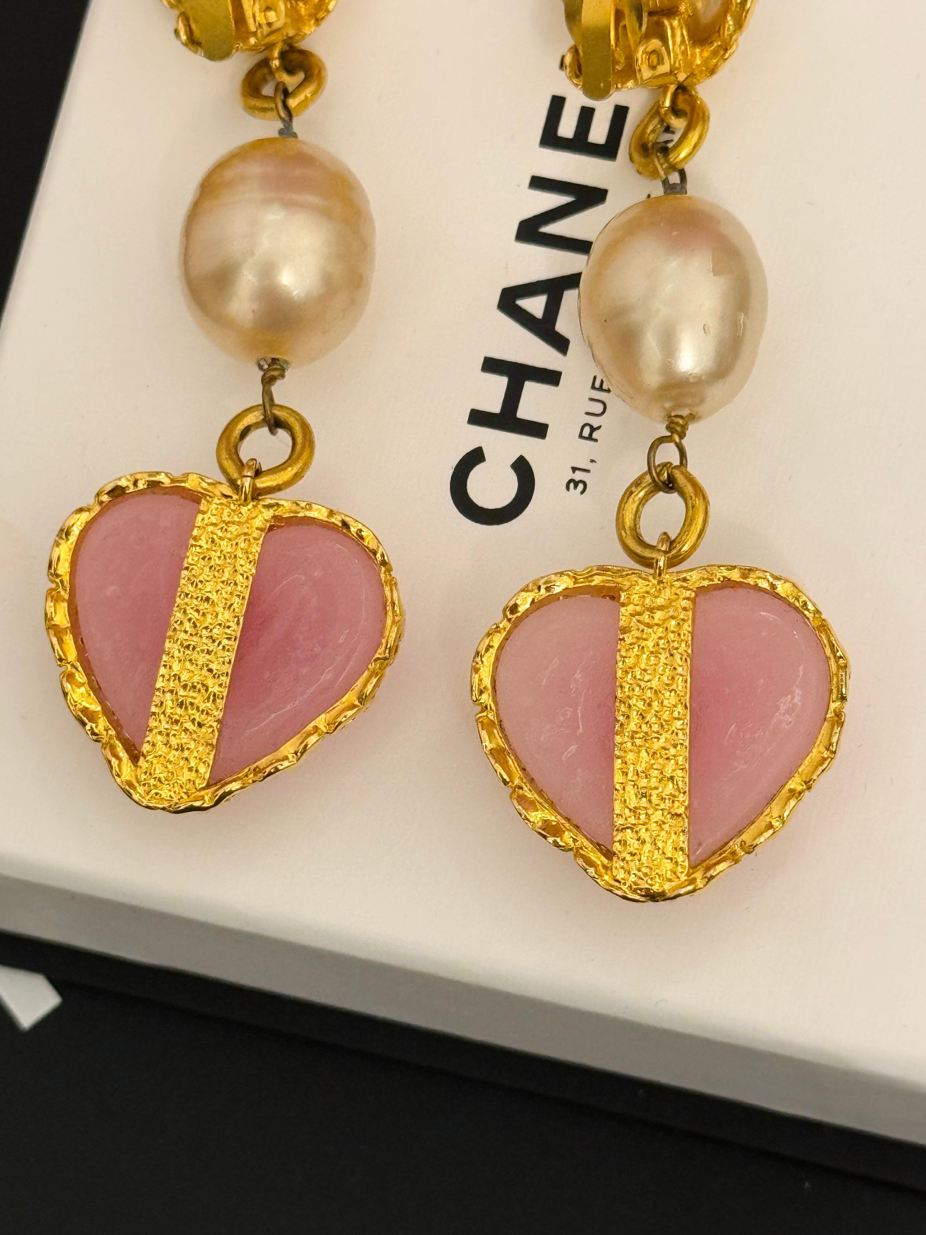 Rare boucles d'oreilles Chanel 1992 Gripoix rose en forme de coeur à clip en vente 9