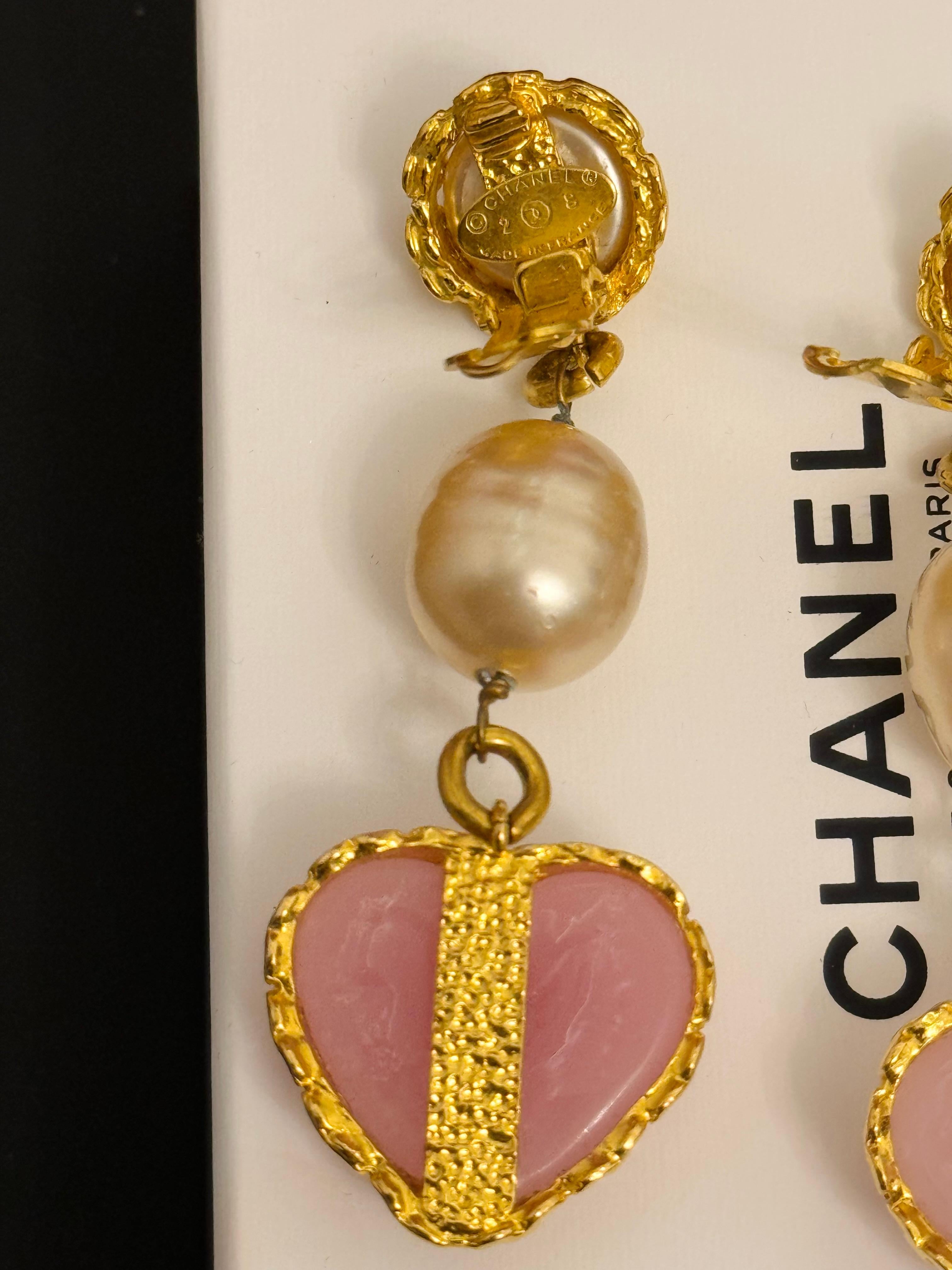 Rare boucles d'oreilles Chanel 1992 Gripoix rose en forme de coeur à clip en vente 11