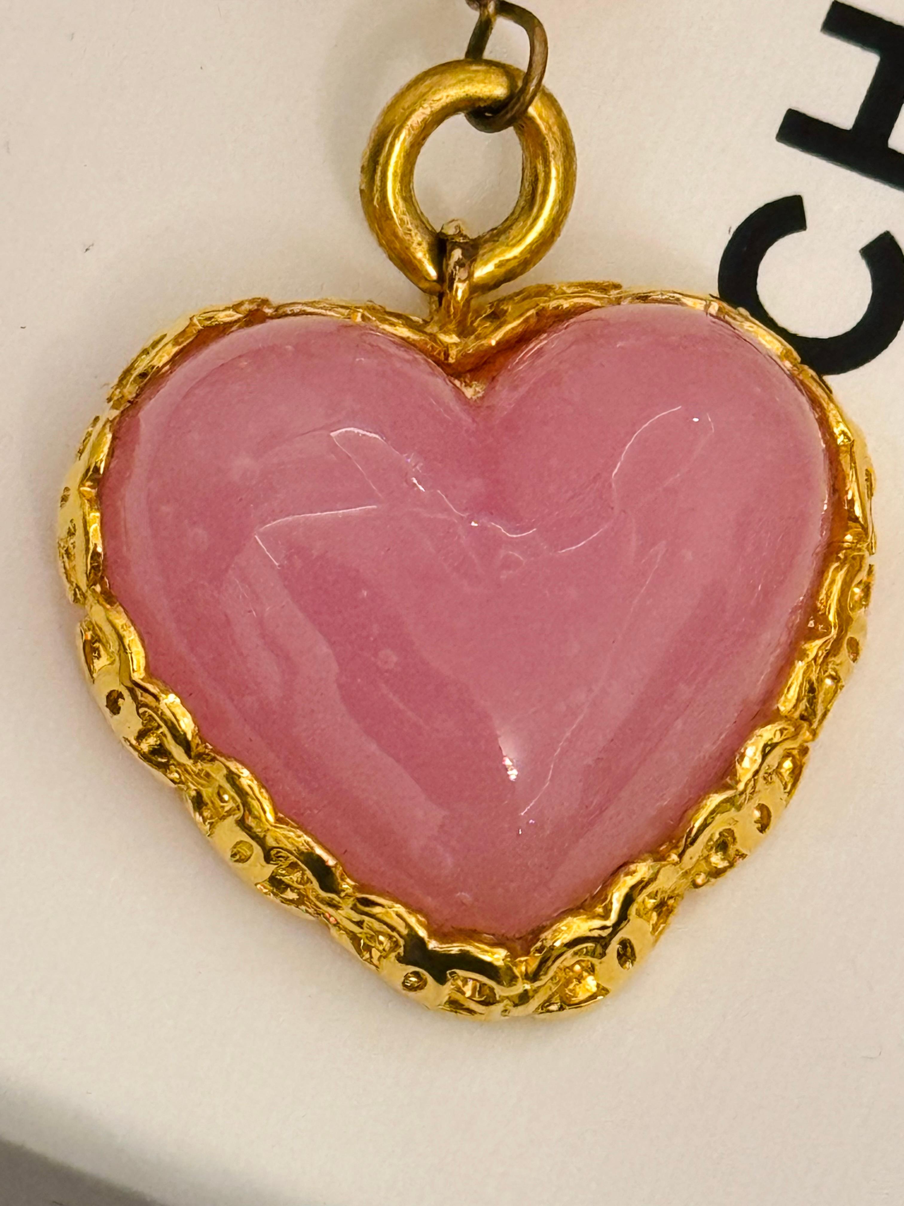 Rare boucles d'oreilles Chanel 1992 Gripoix rose en forme de coeur à clip Bon état - En vente à PARIS, FR