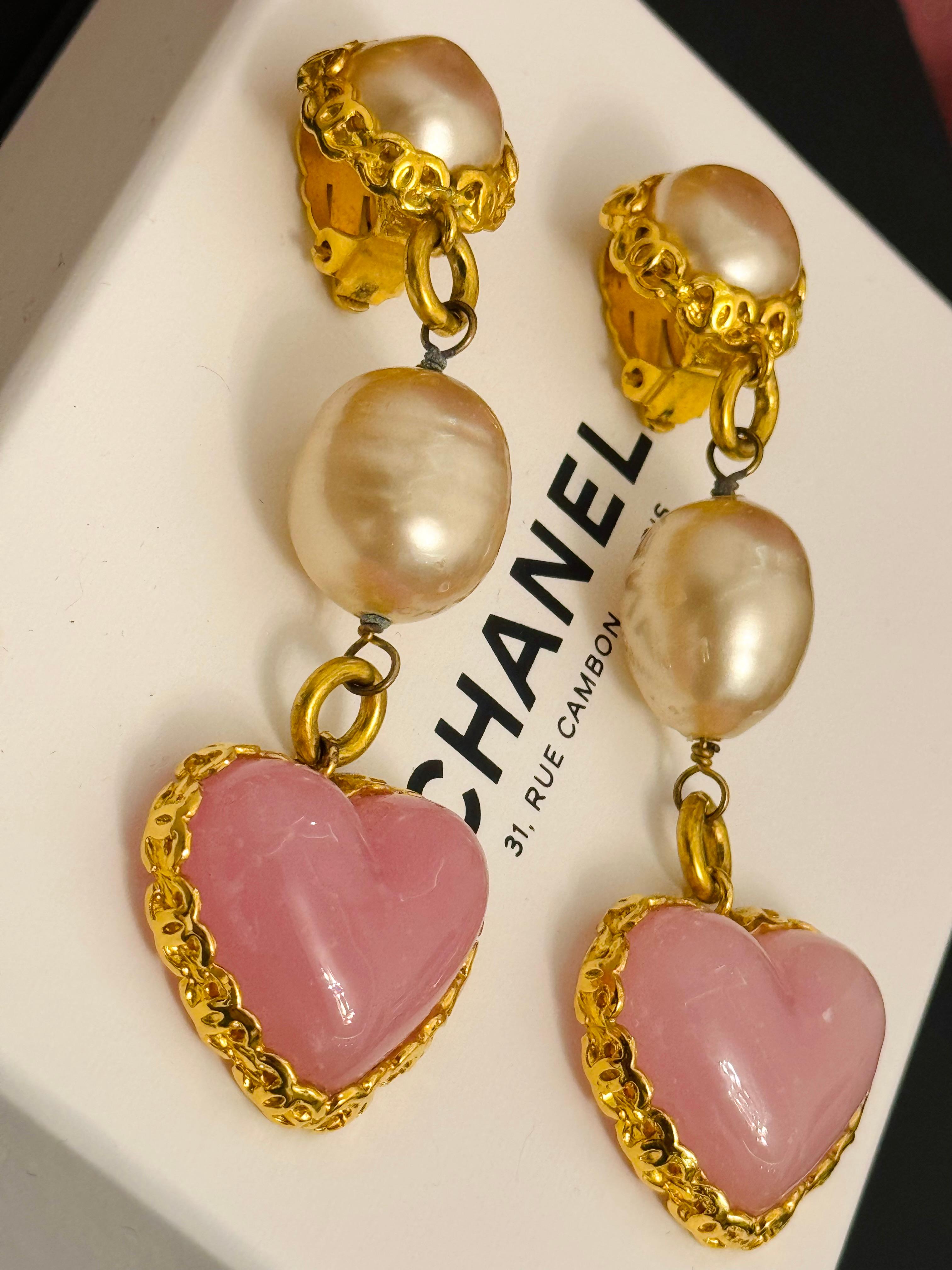 Rare boucles d'oreilles Chanel 1992 Gripoix rose en forme de coeur à clip Unisexe en vente