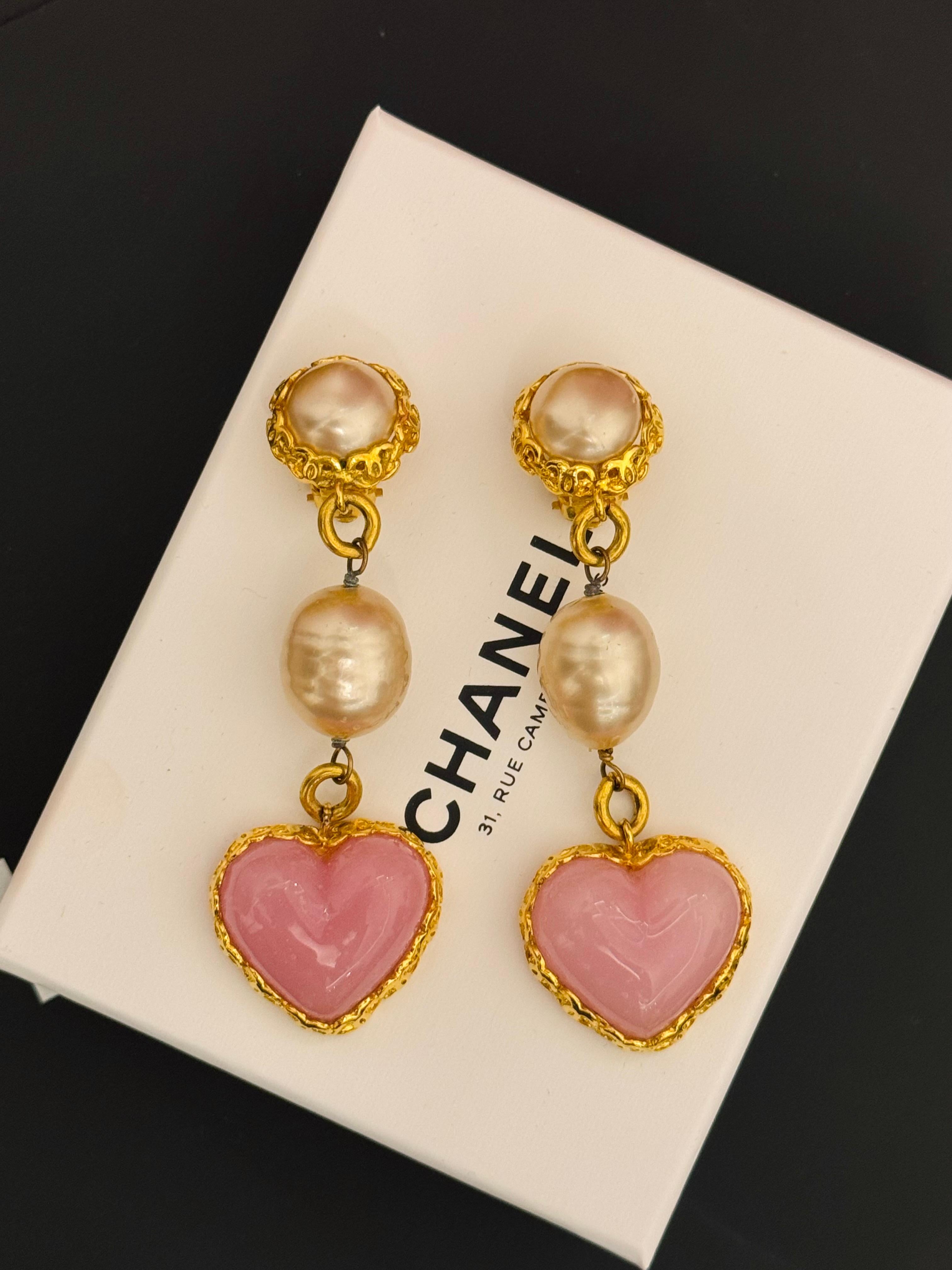 Rare boucles d'oreilles Chanel 1992 Gripoix rose en forme de coeur à clip en vente 1