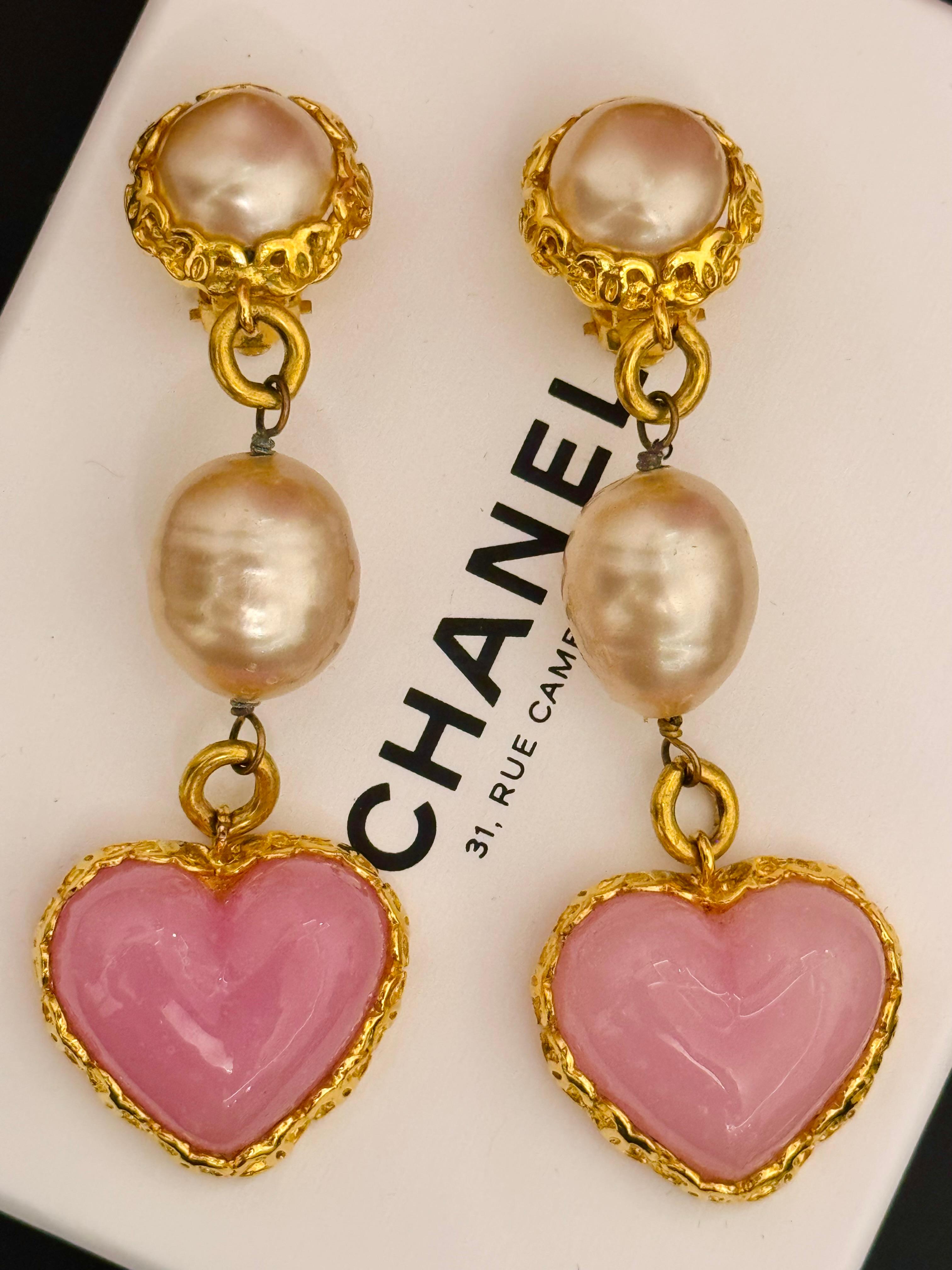 Rare boucles d'oreilles Chanel 1992 Gripoix rose en forme de coeur à clip en vente 2