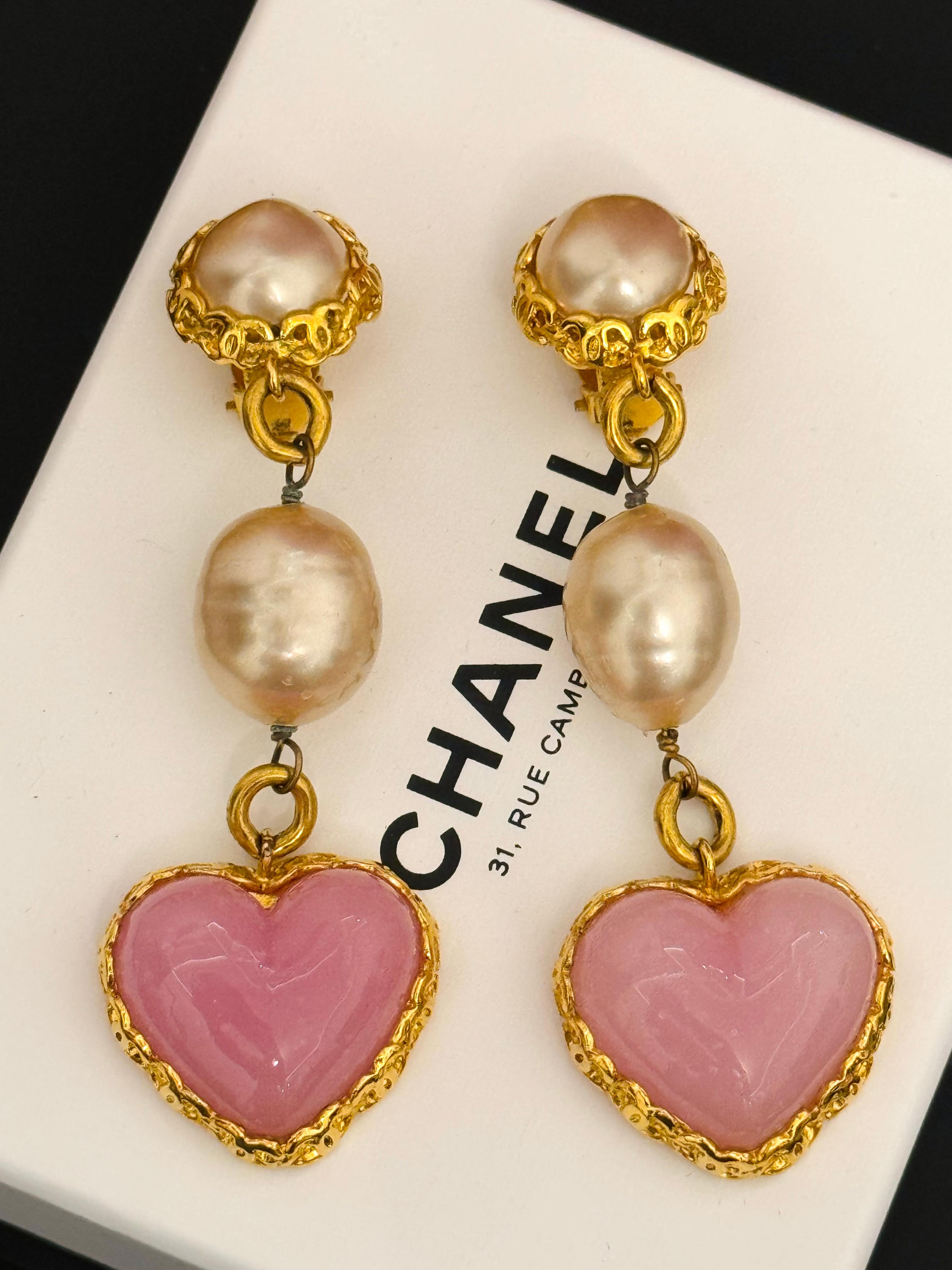 Rare boucles d'oreilles Chanel 1992 Gripoix rose en forme de coeur à clip en vente 3