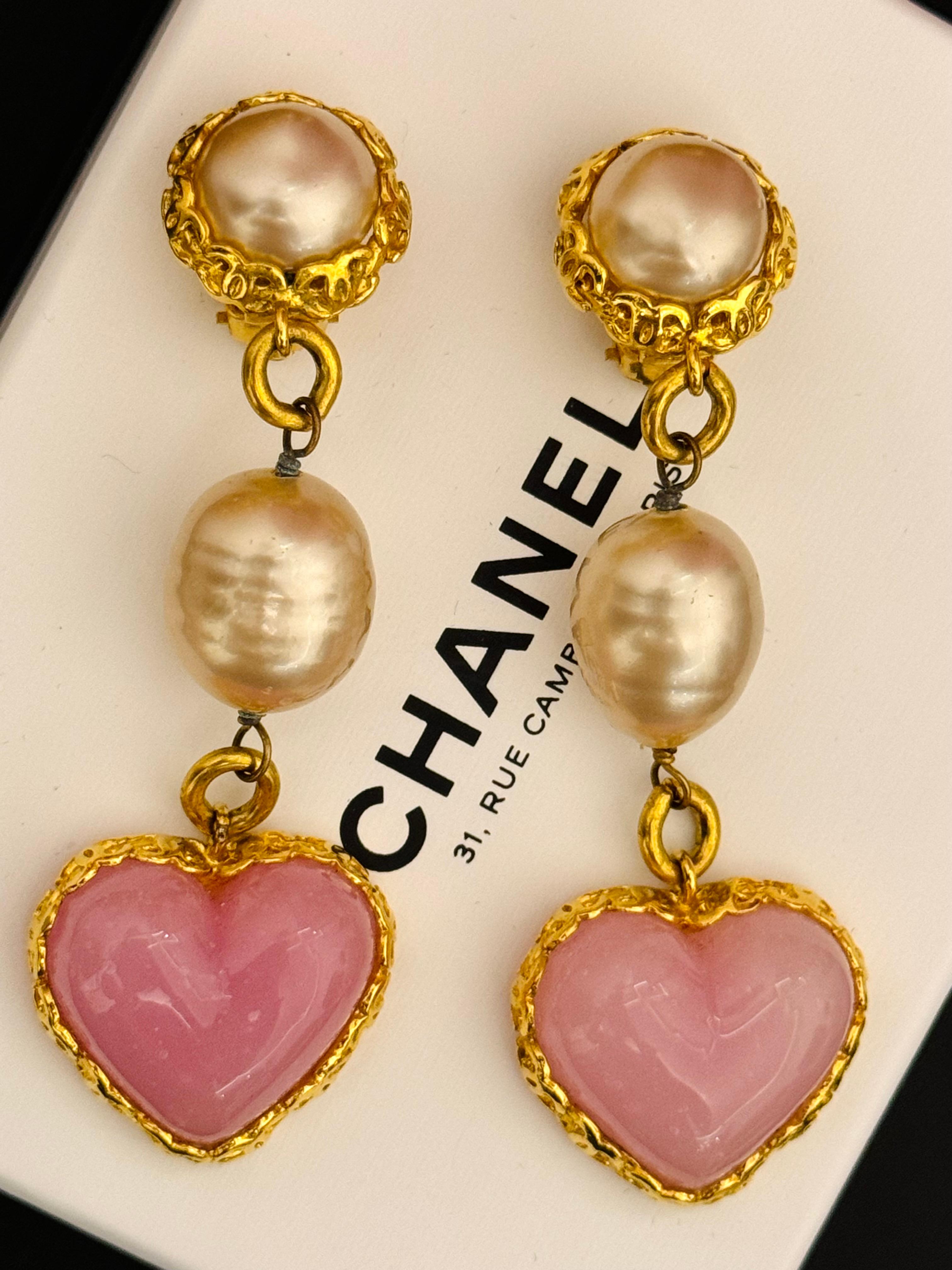 Rare boucles d'oreilles Chanel 1992 Gripoix rose en forme de coeur à clip en vente 4
