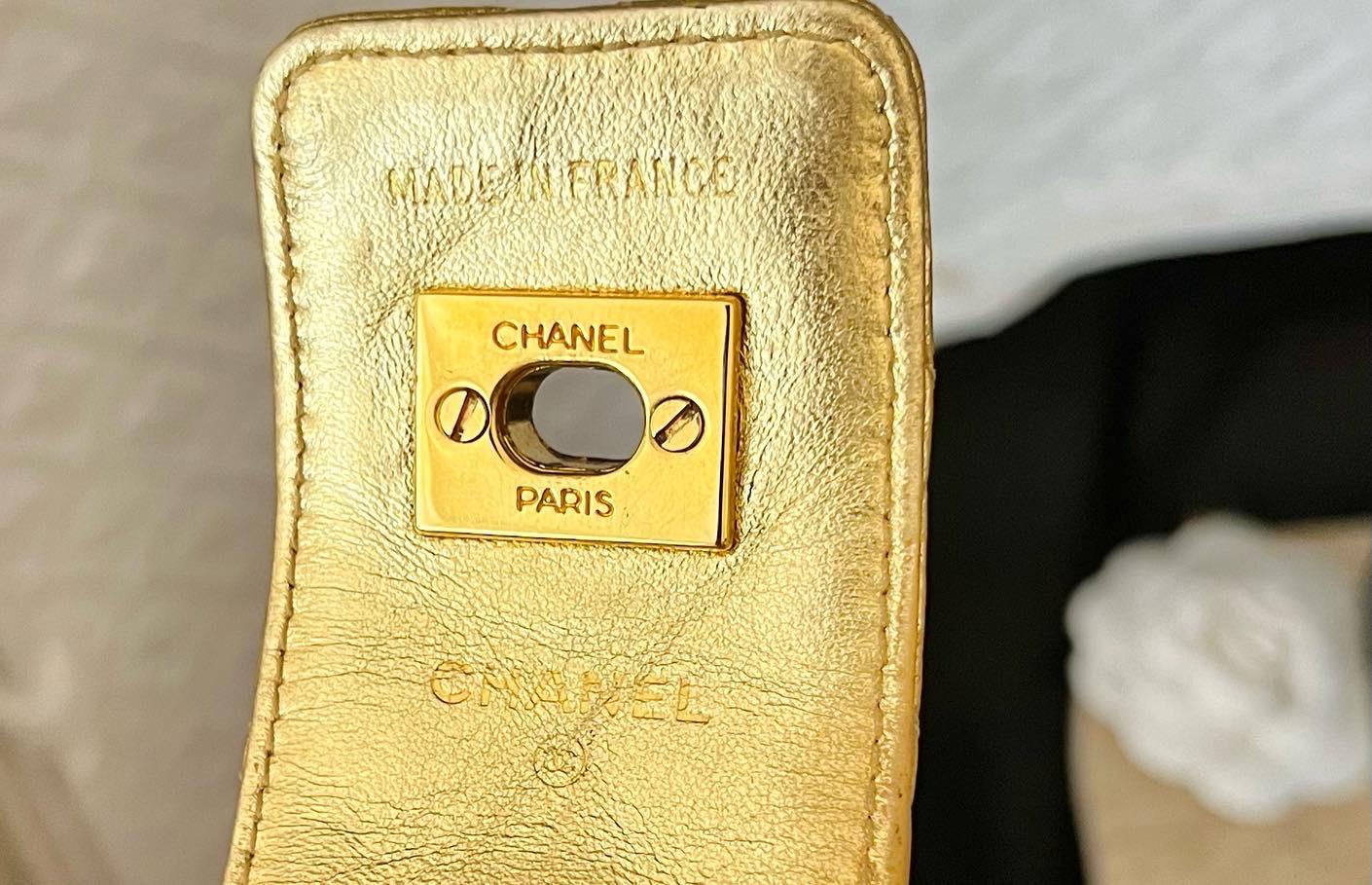 Rare Chanel Runway 1992 quilted gold leather turnlock CC logo choker necklace 24k gold plated very good condition 
